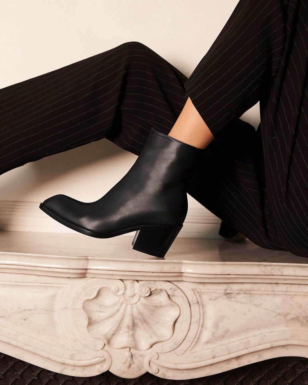 ジャンヴィートロッシのインスタグラム：「Exuding rock elegance, Wednesday Bootie reinterprets Western lines with its distinctive lifted toe. #GianvitoBooties」