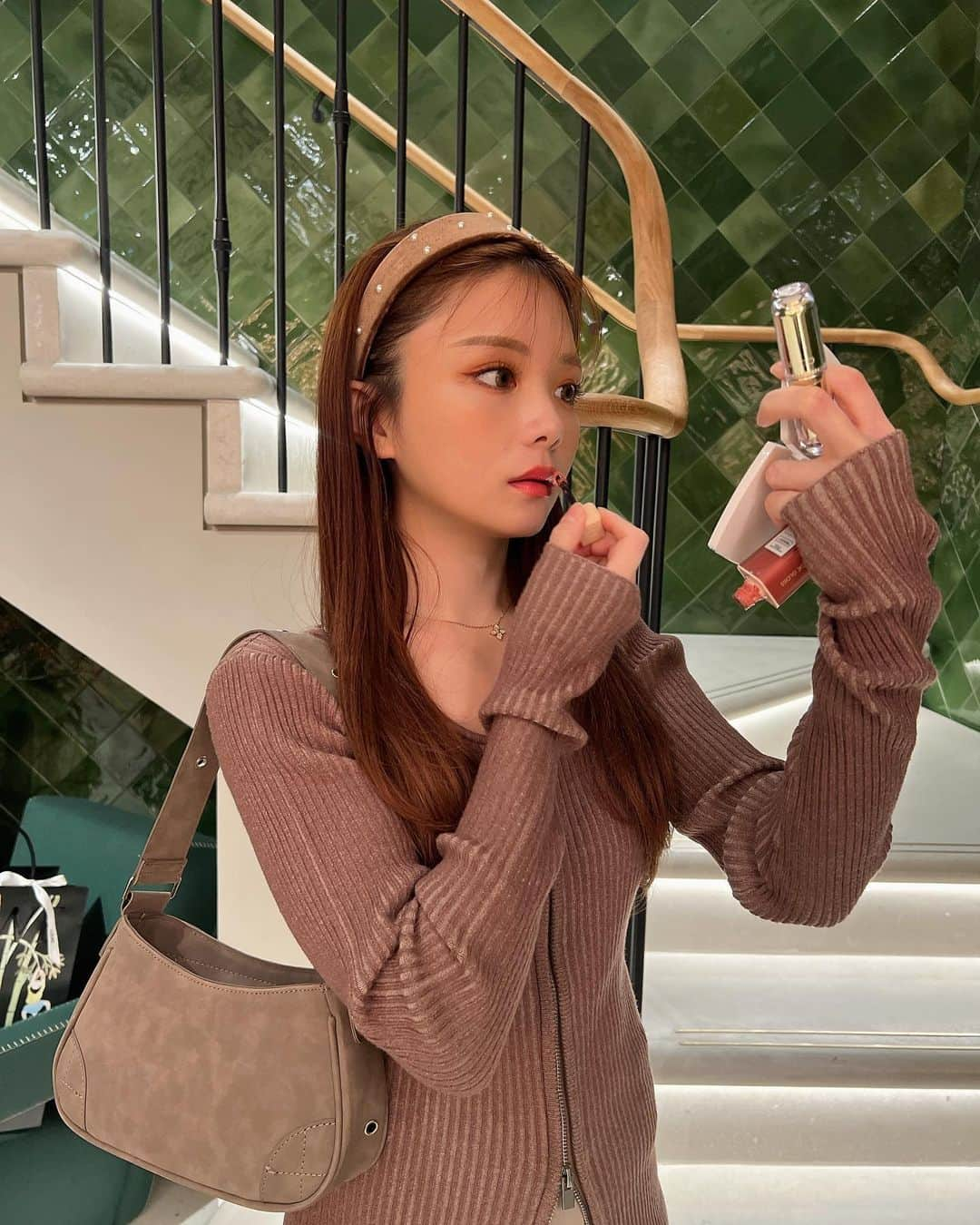 桜井美悠（みゆみゆ）さんのインスタグラム写真 - (桜井美悠（みゆみゆ）Instagram)「ご飯行く日の #カチューシャアレンジ #低身長ファッション   服に合わせてメイクは暖色系にしてみた〜🧡  カチューシャは3coinsで購入！ パールがついててめっちゃ可愛いんよ、、  昼間はショッピングして、夜はみんなでフレンチへ✨ @k.z.m528_eden がサプライズで 3人分のお祝いケーキを用意してくれてたっ🥺🧡  ワイン片手に語りまくったwほんまに楽しい夜でした🌙」11月20日 20時00分 - miyumiyu1112