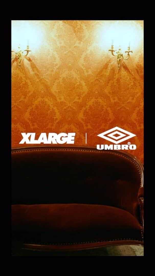 エクストララージのインスタグラム：「11.25.sat XLARGE×UMBRO  イギリス発のフットボール用品ブランド「UMBRO(アンブロ)」。 1990年代初頭より、ユニフォームを強豪クラブチームや各国代表チームに提供し続けていたことから、世界のフットボールファンやスポーツシーンにおいて根強い人気誇り、ブリットポップムーブメント全盛期にはイギリス人アーティストが私服や衣装に取り入れたことで話題になり、UKファッションシーンにも大きなインパクトを与え続けてきた。  XLARGEとUMBROは、今回初となるタッグを組み、カプセルコレクションを発表する。 UMBROのダブルダイヤモンドロゴや、今回のためにデザインされた両ブランドのロゴを組み合わせたロゴをっ州で落とし込んだパファージャケット、ハーフジップジャケット、ドリルトップのセットアップ、イヤーフラップ付きポンポンビーニーがラインナップ。 日本国内のXLARGE、XLARGE/X-girl全店舗(※一部店舗除く)と、オンラインストア「calif」「ZOZOTOWN」にて、11月25日(土)12:00より発売。  - XLARGE×UMBRO HALF ZIP PULLOVER JACKET - XLARGE×UMBRO PUFFER JACKET - XLARGE×UMBRO DRILL TOP - XLARGE×UMBRO DRILL PANTS - XLARGE×UMBRO EAR FLAP BEANIE  UMBRO 1924年、イングランドのマンチェスターで誕生したフットボールブランド。 設立からわずか４年で5000チームに製品を供給できるほどの生産力と顧客の需要に対応するために注文を受けてから48時間以内に配送する前代未聞のサービスを開始し、会社の急成長を遂げた。 1934年には、FAカップ決勝戦でマンチェスター・シティとポーツマスの両チームにユニフォームを提供したことで、アンブロの存在がイングランド中で広く知れ渡った。  詳細は、プロフィールリンクをクリック。 #xlarge #xlargejp #エクストララージ #umbro #アンブロ」