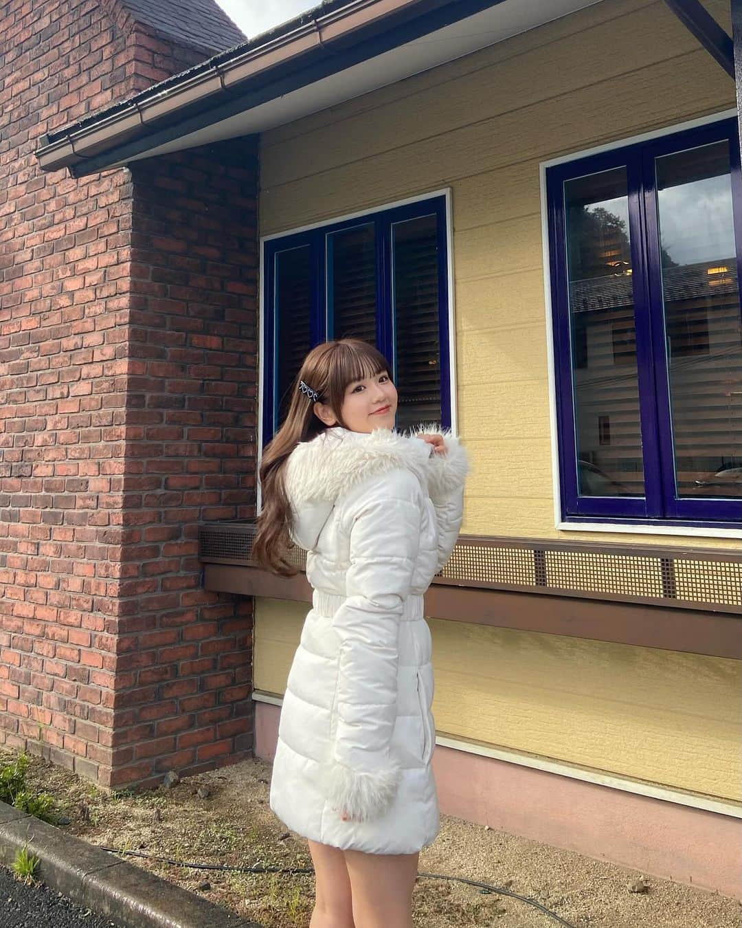 中村真凜のインスタグラム：「@resexxy_official のダウンワンピ☃️ 冬のあざと女に🤍❄️ 手のファーは取り外し出来るの嬉しい〜😌！ ・ #resexxy #リゼクシー #PR」