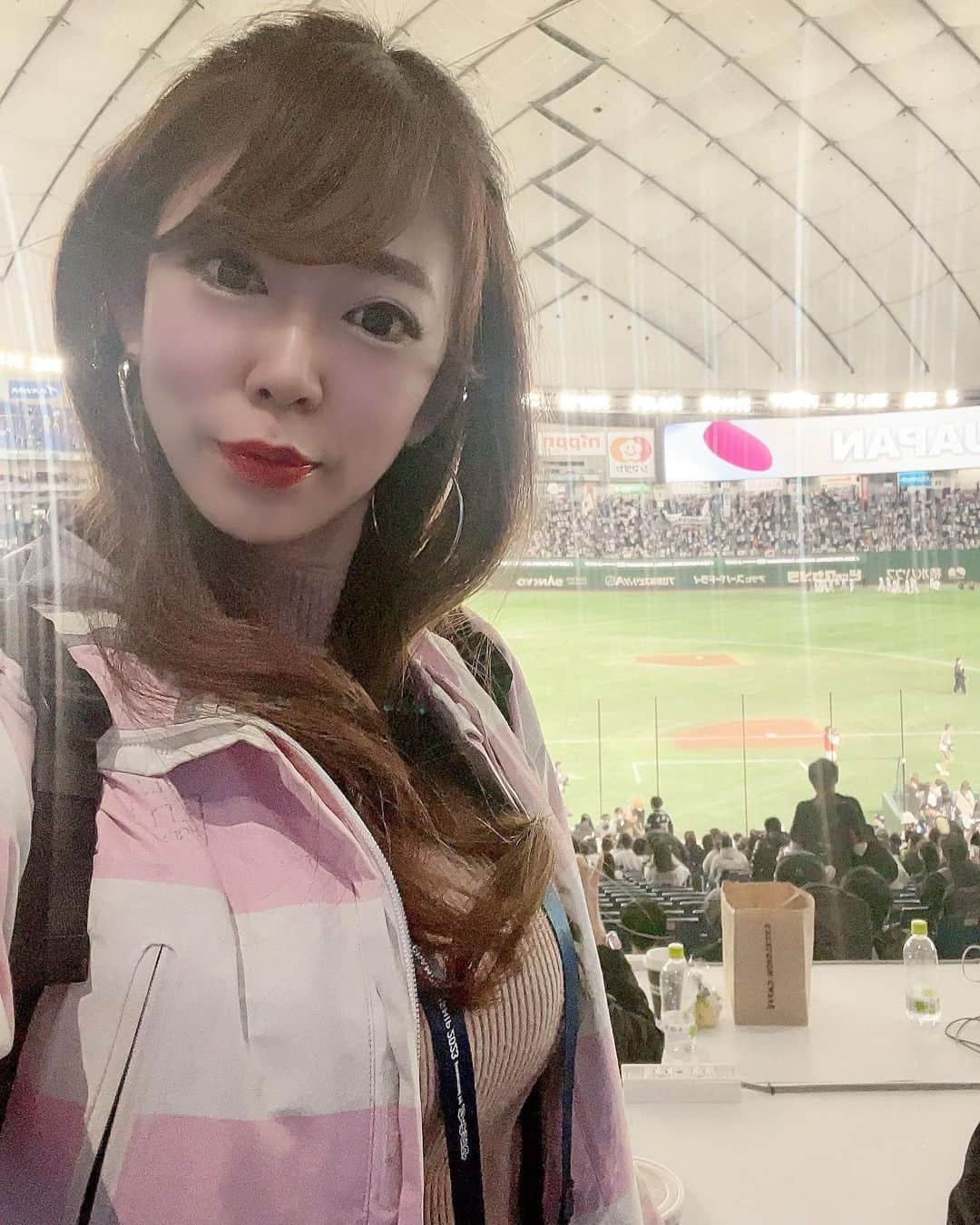 柴田幸子さんのインスタグラム写真 - (柴田幸子Instagram)「顔🤣⚾️🎤✨  結局、4日間全てドームに通って （全部見られたのは決勝戦だけだけど）  ドーム取材も攻略👍🏻したし とてもとても実り多い大会でした！  東京ドーム▶︎幕張▶︎成田▶︎ドーム▶︎ 横浜▶︎ドーム▶︎朝霞▶︎ドーム  ハシゴ取材×3日間で 1都3県制覇し、約7万歩〜👟♡  （こんだけ動いてても太るからすごない？？笑）  めちゃめちゃインプットできた週末でした！  どれだけ疲れてても どれだけ眠くても 現場に行きたい気持ち、興味の方が確実に上回り （スポーツ現場に限らず）  且つどんな現場でもめちゃめちゃ楽しめる こんな性格に育ててくれた両親に  いつも心の底から感謝してます。笑  来月からはまたイベントが戻ってくるので イベントの合間に上手く取材を並行できれば😆  次は柔道🥋かなぁ、、、  ちなみに無くしたコインロッカーの鍵🗝️ですが 今朝ドームのメディア席を解体した所 見つかったとの朗報が！！！😭🙏🏻✨  そんなこんなで ホッと一息ついた週明け月曜日です🙌🏻  前髪切ったよ。笑  #アナウンサー #フリーアナウンサー #radio #ラジオ #取材  ・ ・」11月20日 20時00分 - shibata_sachiko