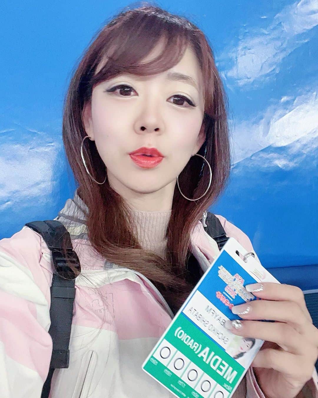 柴田幸子のインスタグラム：「顔🤣⚾️🎤✨  結局、4日間全てドームに通って （全部見られたのは決勝戦だけだけど）  ドーム取材も攻略👍🏻したし とてもとても実り多い大会でした！  東京ドーム▶︎幕張▶︎成田▶︎ドーム▶︎ 横浜▶︎ドーム▶︎朝霞▶︎ドーム  ハシゴ取材×3日間で 1都3県制覇し、約7万歩〜👟♡  （こんだけ動いてても太るからすごない？？笑）  めちゃめちゃインプットできた週末でした！  どれだけ疲れてても どれだけ眠くても 現場に行きたい気持ち、興味の方が確実に上回り （スポーツ現場に限らず）  且つどんな現場でもめちゃめちゃ楽しめる こんな性格に育ててくれた両親に  いつも心の底から感謝してます。笑  来月からはまたイベントが戻ってくるので イベントの合間に上手く取材を並行できれば😆  次は柔道🥋かなぁ、、、  ちなみに無くしたコインロッカーの鍵🗝️ですが 今朝ドームのメディア席を解体した所 見つかったとの朗報が！！！😭🙏🏻✨  そんなこんなで ホッと一息ついた週明け月曜日です🙌🏻  前髪切ったよ。笑  #アナウンサー #フリーアナウンサー #radio #ラジオ #取材  ・ ・」