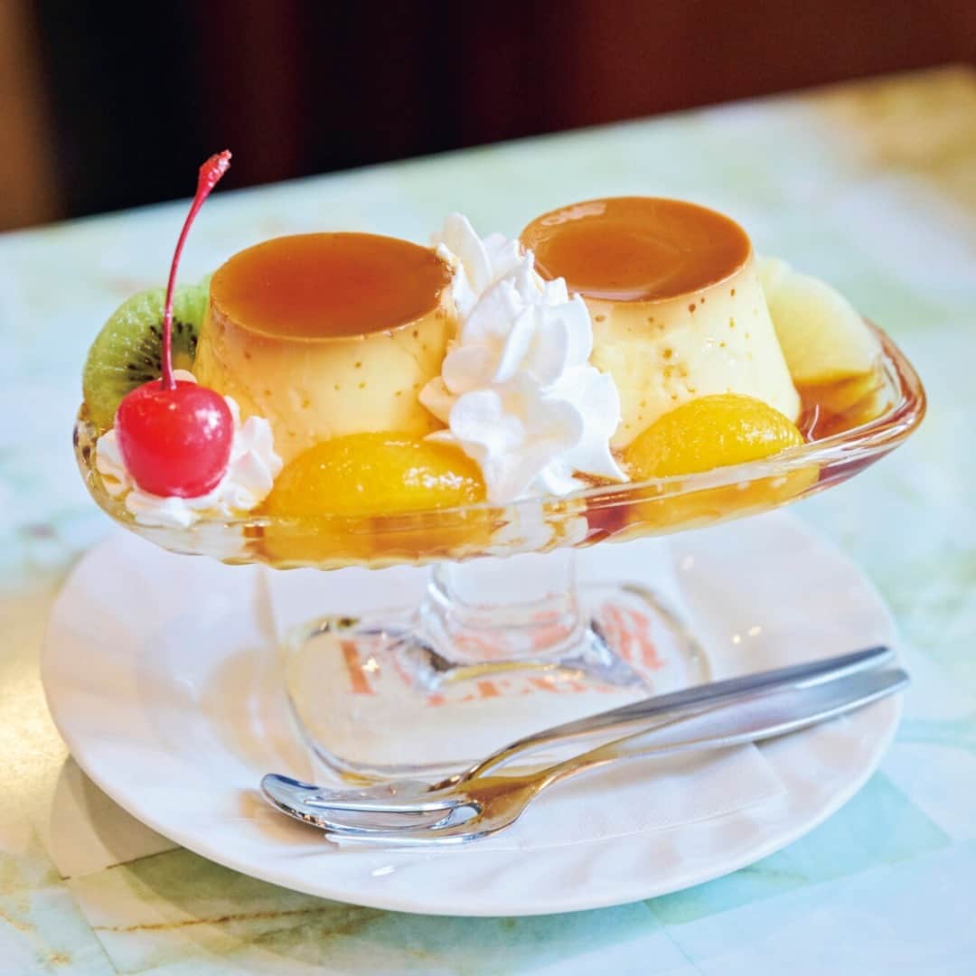 Hanako公式さんのインスタグラム写真 - (Hanako公式Instagram)「【京都】喫茶店で食べたいプリンアラモード   🍮思い出の「クラシック プリンアラモード」  エバミルクを使い固めに焼き上げたポルトガル式プリンに、果物とアイスクリームを添えたアラモード。 子供時代を思い出す懐かしい味とビジュアル。  📍喫茶マドラグ 藤井大丸店 @madrague_fd  ■京都府京都市下京区寺町通四条下ル貞安前之町605 5F ■075-744-6624 ■10：30～20：00（フード19：15LO、ドリンク19：30LO）不定休   🍮プリン好きにはたまらない「ダブルプリン」  昭和44年の創業時から変わらないというプリン。 甘いカラメルソースがたっぷりの懐かしい味。 「プリン好きならダブル、アイスも食べたいならアイスプリン、色々食べたいならパフェ」と4種のプリンメニューが用意されている 。  📌喫茶フルール　@fleur_nagaokakyo  ■京都府長岡京市天神1-8-2 ■075-951-6759 ■10：00～21：00（20：30LO）月休（祝の場合は火休）   🔗詳細はHanakoWebをチェック！ @hanako_magazineのプロフィールリンクへ ※2021.09.18 の記事です  #Hanako #Hanakomagazine #スイーツ#スイーツ部 #プリン #プリンアラモード #喫茶店 #純喫茶 #スイーツグラム  #スイーツ巡り #京都 #京都観光 #京都旅行 #京都カフェ #京都スイーツ #カフェ部 #カフェ巡り #京都旅 #京都カフェ巡り #京都グルメ」11月20日 20時01分 - hanako_magazine