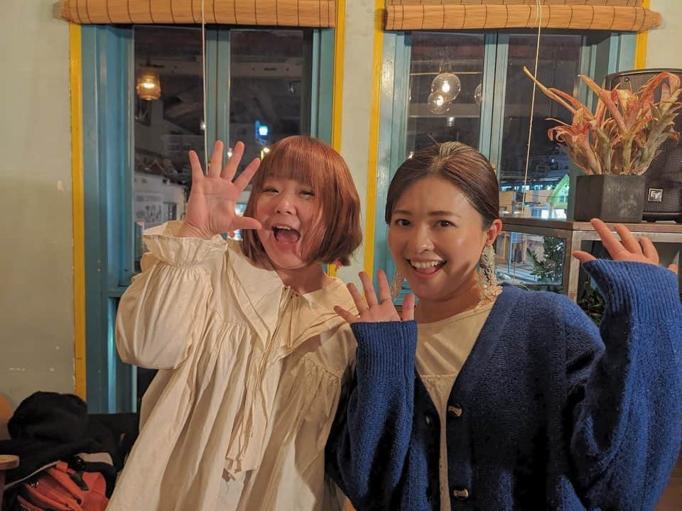 大山百合香さんのインスタグラム写真 - (大山百合香Instagram)「2023.11.18 大山百合香×花田えみ〝ハナツムギ〟 ✴︎ボナルーカフェ✴︎  巡り合わせ、タイミング、ご縁が繋がって 最近海を見たい時によく行く須磨にある ボナルーカフェでのライブ！  あの人やあの人の幸せそうな顔を浮かべながら作った新曲も初披露できたり、大好きな人たちと再会できたり、アンコールはえみちゃんの思いつきでアンプラグド演奏🎹🎤 近距離だから見える涙を必死に堪えながら、 自分の声がダイレクトに伝わってるのを実感し えみちゃんのピアノに身を委ねて歌っていたら 最後の最後にぽろぽろと。。  あの生身の音、心、空気、きっと忘れない 愛おしい時間でした。  受け取ってくれて、ありがとう。 会いにきてくれて、ありがとう。  片付け終わっていただいたボナルーカレー 体に染み染みで、たまらなくおいしかった🍛  #ohyamayurika #ohyamayurikaofficial  #hanatsumugi #大山百合香 #花田えみ #ハナツムギ #歌 #三線 #ピアノ #live #music」11月20日 20時01分 - ohyamayurika