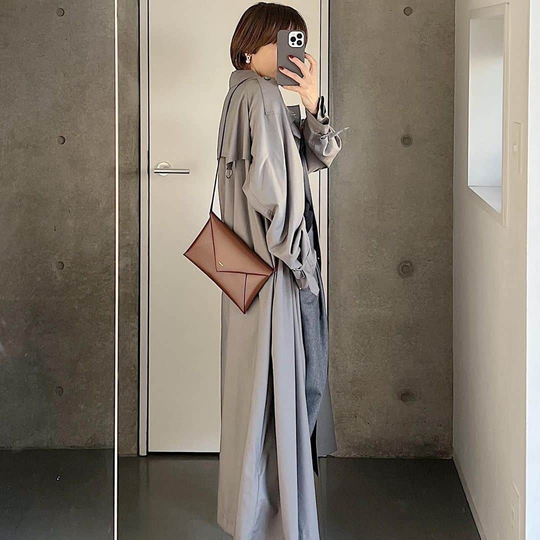 chieko6さんのインスタグラム写真 - (chieko6Instagram)「11 /21 tue 21:00 ORIGAMIシリーズ、chain handle vanity 予約開始  東京ポップアップでも大盛況だった新しいレザーアイテム。 ORIGAMIシリーズは早い段階で完売し、 バニティーも沢山ご予約を承りました。 誠にありがとうございます🙇‍♀️  画像はご紹介はじめてとなるenvelope こちらはORIGAMI walletとケータイ、 薄めのポーチなどが入ります。 ガラスレザーの魅力を充分に引き出したシンプルでミニマムなバッグは、必ずコーディネートの鍵となってくれます。ショルダーがけも、斜めがけもどちらもかわいい。 ¥32780税込  会場ではサンカクバッグやミニサンカク、 ウォレットもご好評でした。  今回のご予約は、相当数をご用意しておりますが、上限に達した場合はご容赦ください。」11月20日 20時10分 - chieko6