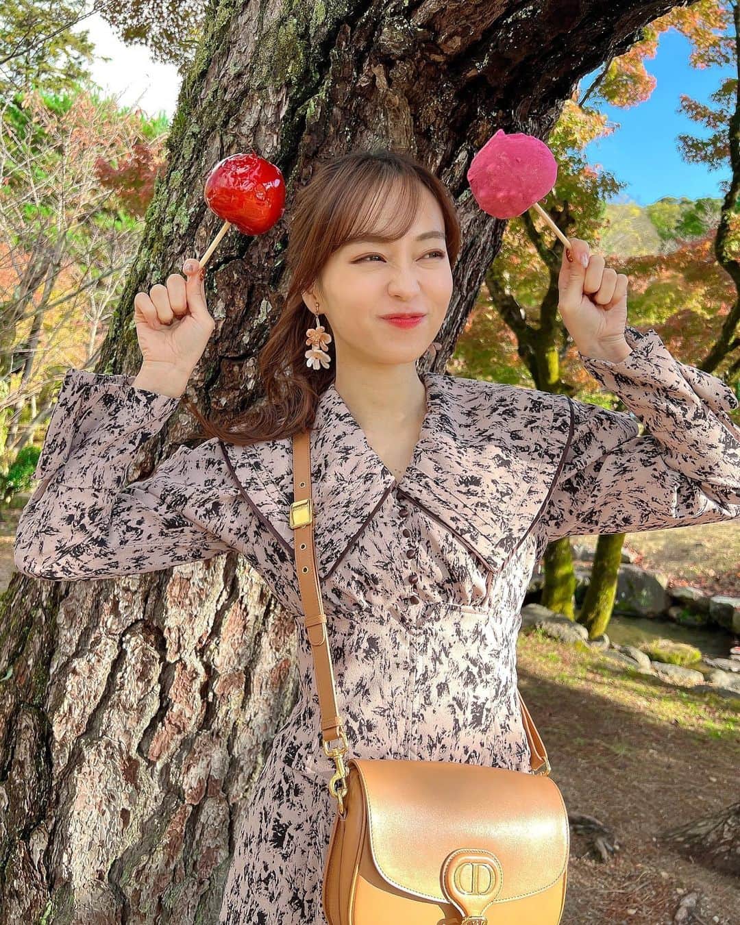 みき みーやんさんのインスタグラム写真 - (みき みーやんInstagram)「リンゴアメ専門店🍎林檎堂🍎京都高台寺店 @kyoto_ringodou . 京都の食べ歩きに最適なスイーツみーつけた❤ . ここのリンゴはその時期の美味しい林檎だけを使っていて 『きいろ』のみ青りんごで作ってるんやってー😍💕 . まるまま持ち帰ってもいいし その場でカットしてもらって 食べ歩きで食べてもよし❤ . 味は8種類もあるからどれにするか選ぶのも楽しい🤣❤ . . 甘くて瑞々しくてシャキシャキだったなぁー🤤 甘ーいスイーツ食べたい方はぜひ😍 . . 🍎林檎堂　京都高台寺南門通店 📍京都市東山区南町415-6 . #PR #林檎堂 #林檎飴#りんご飴#京都#高台寺  #八阪神社 #京都食べ歩き#京都スイーツ巡り #京都スイーツ #京都散策#清水寺 #京都旅行#京都観光#京都紅葉#そうだ京都行こう#京都旅行 #京都グルメ#京都歩き#applecandy#kyotojapan#Kyototravel#kyototrip#japanesegirl #自撮り女子#グルメ女子#snidel #スナイデル」11月20日 20時04分 - mi_yan0101