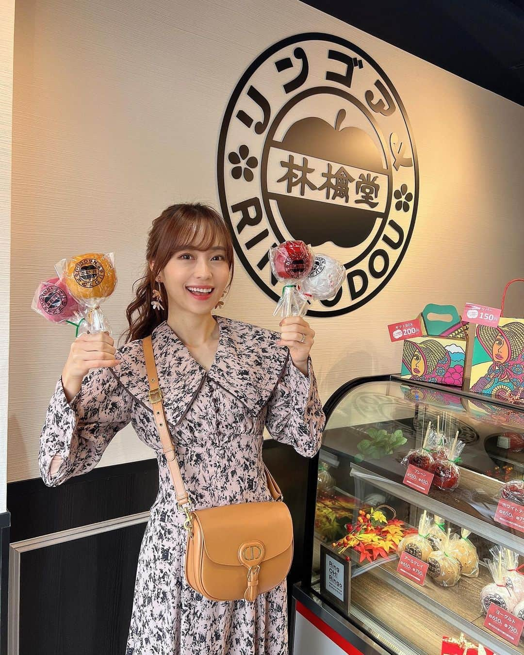 みき みーやんさんのインスタグラム写真 - (みき みーやんInstagram)「リンゴアメ専門店🍎林檎堂🍎京都高台寺店 @kyoto_ringodou . 京都の食べ歩きに最適なスイーツみーつけた❤ . ここのリンゴはその時期の美味しい林檎だけを使っていて 『きいろ』のみ青りんごで作ってるんやってー😍💕 . まるまま持ち帰ってもいいし その場でカットしてもらって 食べ歩きで食べてもよし❤ . 味は8種類もあるからどれにするか選ぶのも楽しい🤣❤ . . 甘くて瑞々しくてシャキシャキだったなぁー🤤 甘ーいスイーツ食べたい方はぜひ😍 . . 🍎林檎堂　京都高台寺南門通店 📍京都市東山区南町415-6 . #PR #林檎堂 #林檎飴#りんご飴#京都#高台寺  #八阪神社 #京都食べ歩き#京都スイーツ巡り #京都スイーツ #京都散策#清水寺 #京都旅行#京都観光#京都紅葉#そうだ京都行こう#京都旅行 #京都グルメ#京都歩き#applecandy#kyotojapan#Kyototravel#kyototrip#japanesegirl #自撮り女子#グルメ女子#snidel #スナイデル」11月20日 20時04分 - mi_yan0101