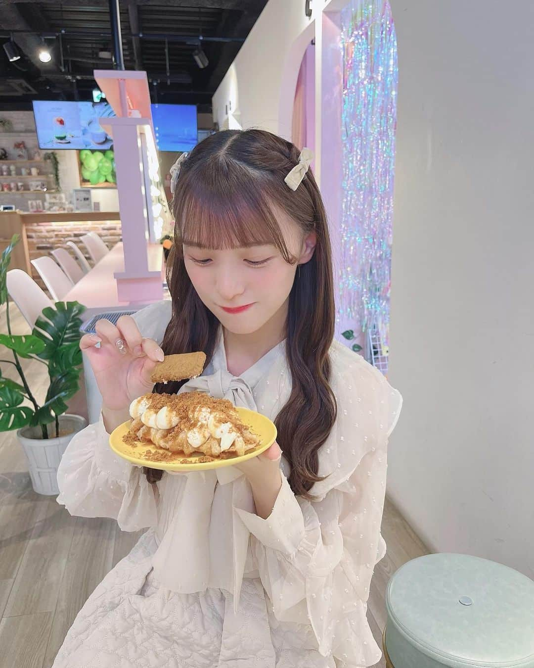 茉城奈那さんのインスタグラム写真 - (茉城奈那Instagram)「いっぱい食べる子すき〜？ ⁡ ご飯よりお菓子の方が好きかもしれん、、👶🏻 ⁡ ⁡ ⁡ ⁡ ⁡ #アイドル #地下アイドル #idol #ınstagood #ヘアアレンジ #ハーフツイン #ツインテールアレンジ #ピンクブラウン #ブラウンカラー #グレージュ #新大久保カフェ #カフェ」11月20日 20時04分 - nanchan_1010