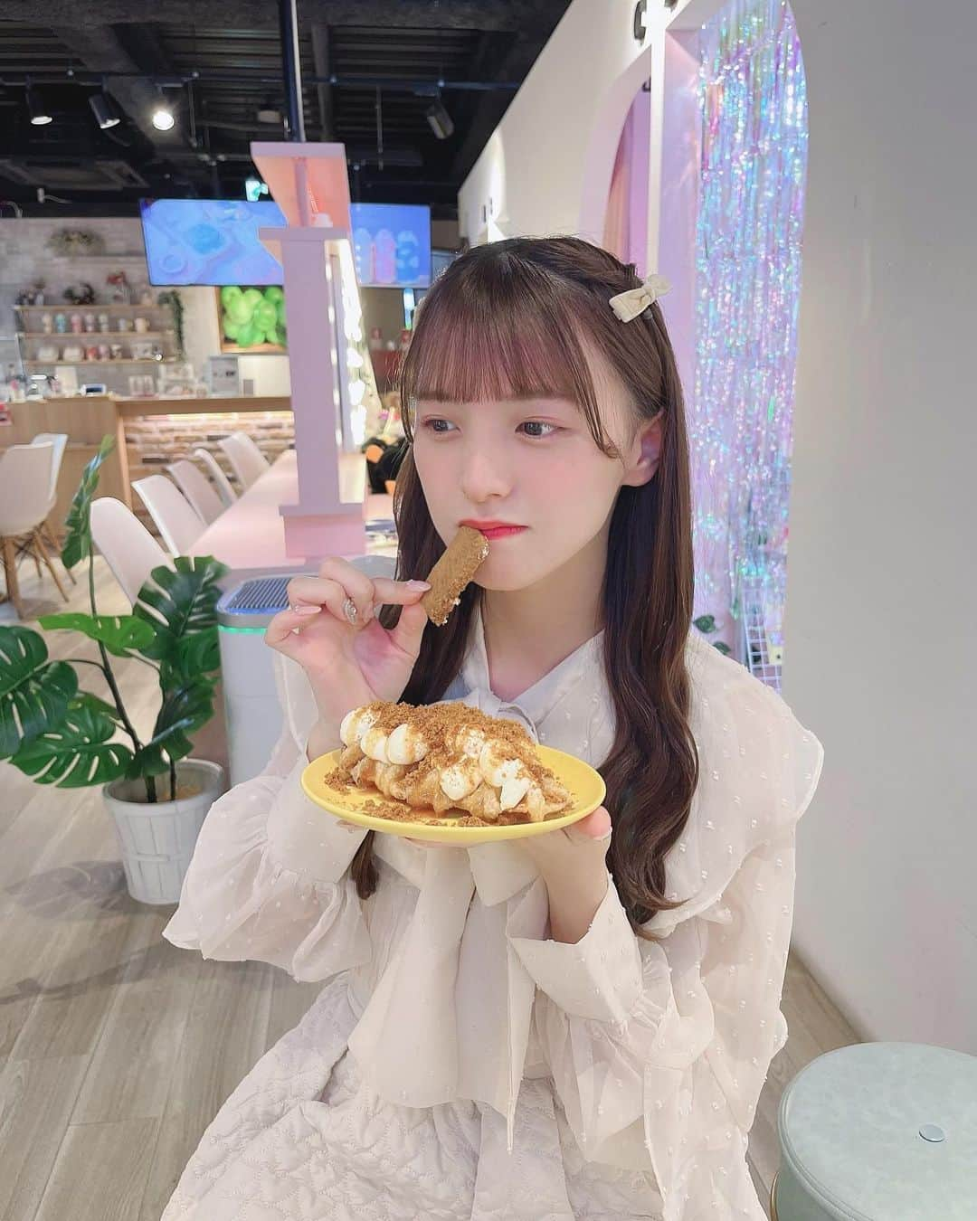 茉城奈那さんのインスタグラム写真 - (茉城奈那Instagram)「いっぱい食べる子すき〜？ ⁡ ご飯よりお菓子の方が好きかもしれん、、👶🏻 ⁡ ⁡ ⁡ ⁡ ⁡ #アイドル #地下アイドル #idol #ınstagood #ヘアアレンジ #ハーフツイン #ツインテールアレンジ #ピンクブラウン #ブラウンカラー #グレージュ #新大久保カフェ #カフェ」11月20日 20時04分 - nanchan_1010