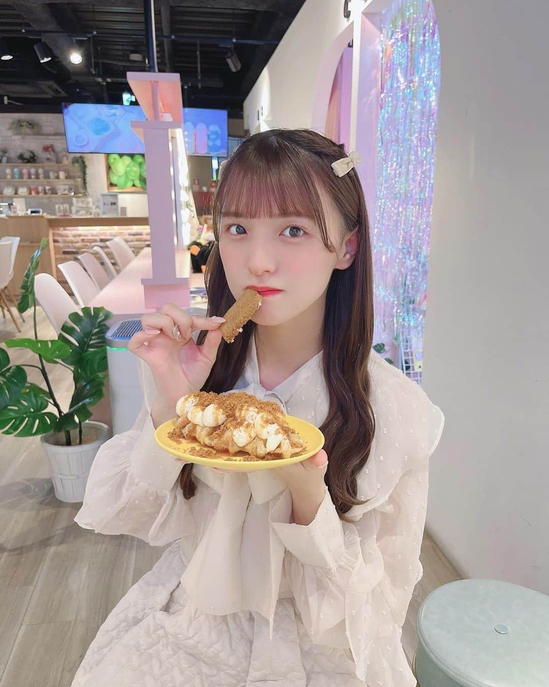 茉城奈那のインスタグラム：「いっぱい食べる子すき〜？ ⁡ ご飯よりお菓子の方が好きかもしれん、、👶🏻 ⁡ ⁡ ⁡ ⁡ ⁡ #アイドル #地下アイドル #idol #ınstagood #ヘアアレンジ #ハーフツイン #ツインテールアレンジ #ピンクブラウン #ブラウンカラー #グレージュ #新大久保カフェ #カフェ」