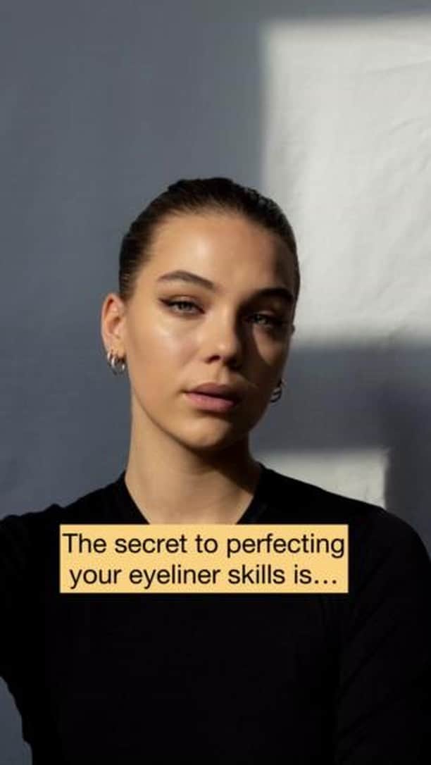 BeautyPlusのインスタグラム：「Who says you can't nail the perfect eyeliner on both sides? Lol! 🤣💅💁‍♀️ #Eyeliner #Makeup #MakeupEdition」