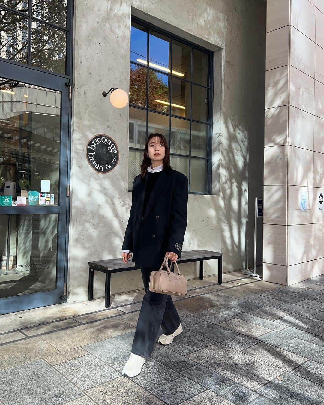 石井亜美のインスタグラム：「🥐  太陽を沢山浴びられて幸せだった日曜日！  ストーリーズに載せていたカフェはこちら💁‍♀️ 初めて行った @bricolage_bread_restaurant   ブランチしたのだけれど、 とっても良かったなぁ☕️  ヒーターもあったので、次はテラス席にも座りたい🤤  @shawnkym とのお散歩デーでした！  #tarajarmon #miumiu #acnestudios #newbalance #hmrabanne #bricolagebreadandco」