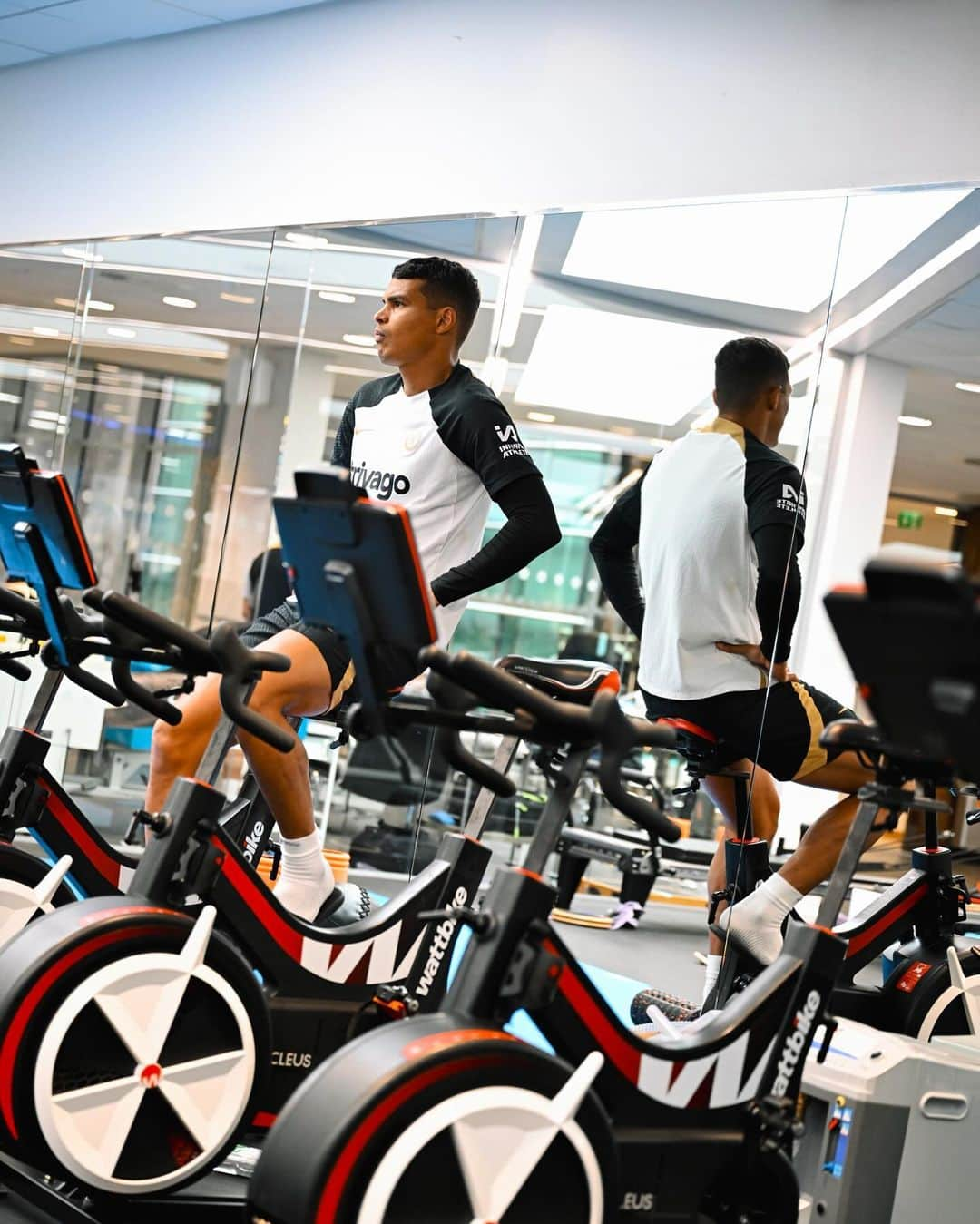 チェルシーFCのインスタグラム：「Let @ThiagoSilva take you around the gym. 🚴‍♂️💪」