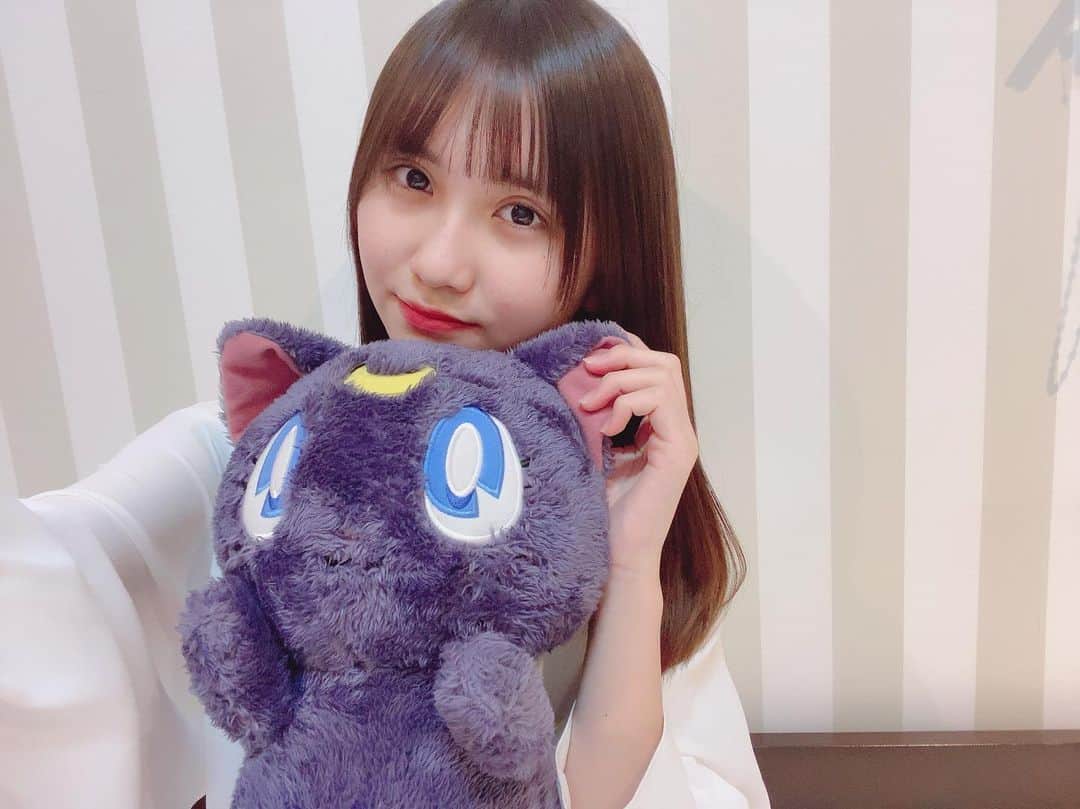 櫻井佑音のインスタグラム：「今日三日月綺麗だったねえ🌙 てなわけでルナちゃんとツーショ📸(?)笑  去年の今日はセラミューフェス千穐楽の日だって！ 懐かしい🐈‍⬛♡」