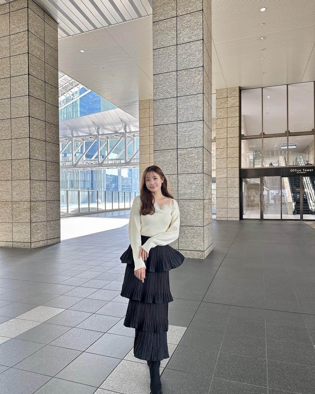村上文香のインスタグラム：「. 試すたび、好きが見つかる。届くたび、好きが増えていく。  クーポンコード：BFJP031 (12月31日まで) 特別にお得なクーポン🌟ぜひ使ってね🫶 お買い上げ金額1～5,999円までは15%OFF 6000円以上は20%OFFが適用されます。  1、2枚目 tops 20193084 skirt 18087964  3、4枚目 tops 11363891 skirt 7081527 5、6枚目 dress 21629498  #SHEIN #SHEINforAll #SHEINblackfriday #SHEINGoodFinds #loveshein #saveinstyle #PR」