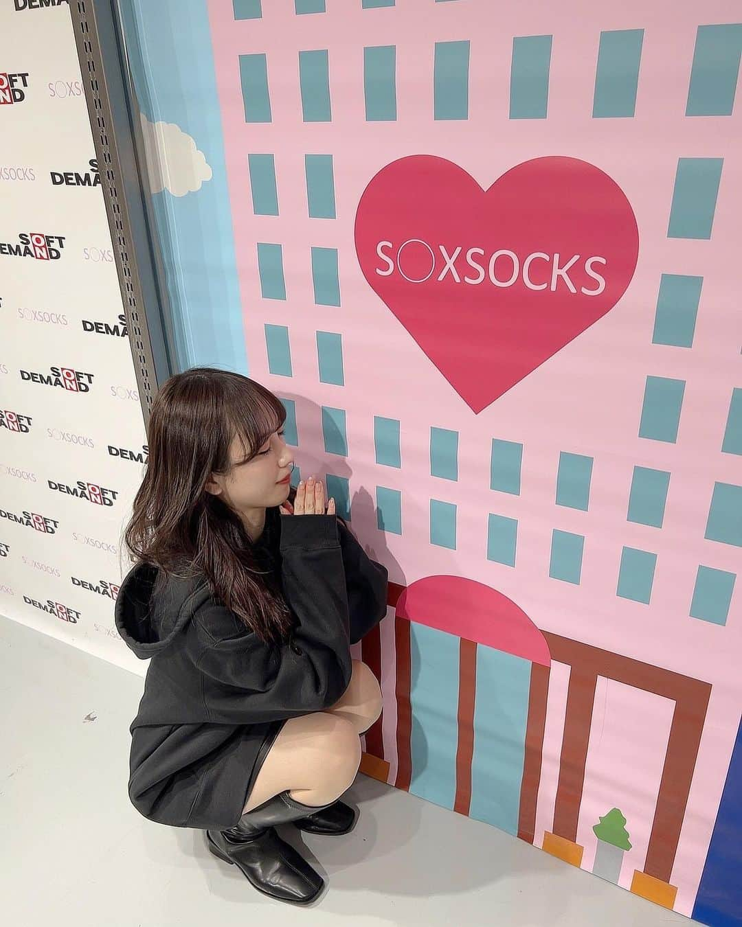 小湊よつ葉さんのインスタグラム写真 - (小湊よつ葉Instagram)「👚  S○XSOCKS様1日店長 足をお運びいただいた天使さん ありがとうございました！  一緒に パンチの効いたお洋服達に囲まれて ゆっくりお話ししながら洋服選びができて 楽しかったです♪  あっという間でした🥺✨  「写真撮ってください」と言って 今日の1日店長盛り上げられますように って手を合わせてたら 「ここはお祈りする場所じゃないです」 と言われて笑ってしまって 最後キメ顔しているという流れになってます💁🏻  帰りはたこ焼き食べて、リクローおじさん食べて、お腹いっぱい幸せで寝ました（笑）  #soxsocks #大阪 #梅田 #sod #小湊よつ葉」11月20日 20時09分 - yotsuha_km0529