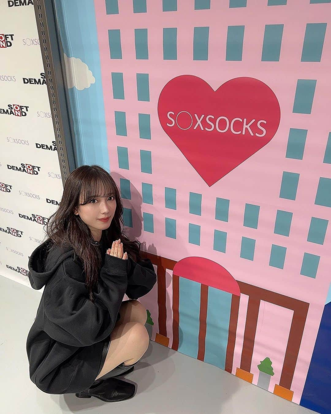 小湊よつ葉さんのインスタグラム写真 - (小湊よつ葉Instagram)「👚  S○XSOCKS様1日店長 足をお運びいただいた天使さん ありがとうございました！  一緒に パンチの効いたお洋服達に囲まれて ゆっくりお話ししながら洋服選びができて 楽しかったです♪  あっという間でした🥺✨  「写真撮ってください」と言って 今日の1日店長盛り上げられますように って手を合わせてたら 「ここはお祈りする場所じゃないです」 と言われて笑ってしまって 最後キメ顔しているという流れになってます💁🏻  帰りはたこ焼き食べて、リクローおじさん食べて、お腹いっぱい幸せで寝ました（笑）  #soxsocks #大阪 #梅田 #sod #小湊よつ葉」11月20日 20時09分 - yotsuha_km0529