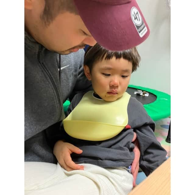 NON-Pさんのインスタグラム写真 - (NON-PInstagram)「先週の金曜日、 パパと息子が、職場の先輩のご厚意で熱海旅行に行って居なかった日。  こんなにも1人で過ごすなんて、産後初めての事！  1人だと、こんなにも時間あるのー！！ って感動した笑  ゆっくりご飯食べたい 自分の好きなタイミングでゆっくりお風呂入りたい 好きなだけTV見たい 1人でゆっくり寝たい 起こされる事なく好きなだけ寝たい  全部普段から望んでた事だけど、 いざ1人になって、全部自由になったら、楽しいけどなんか…ハリがない。  とゆうか、寂しい。 めちゃくちゃ寂しかった！  ちょっとイライラしたり、ブーブー言いながらも、毎日慌ただしく過ごしてたのは、幸せなんだなと再確認したよ。  当たり前の事にこそ、幸せがある！  1人の時間が持てて、色んな事と向き合えたおかげで、家族に優しくなれました👨‍👩‍👦💕  これからもイラっとした時は、この時の気持ちを思い出そう😌  #当たり前は当たり前じゃない #家族　に #感謝 #当たり前の中にある幸せに気づく」11月20日 20時10分 - nonp_mam