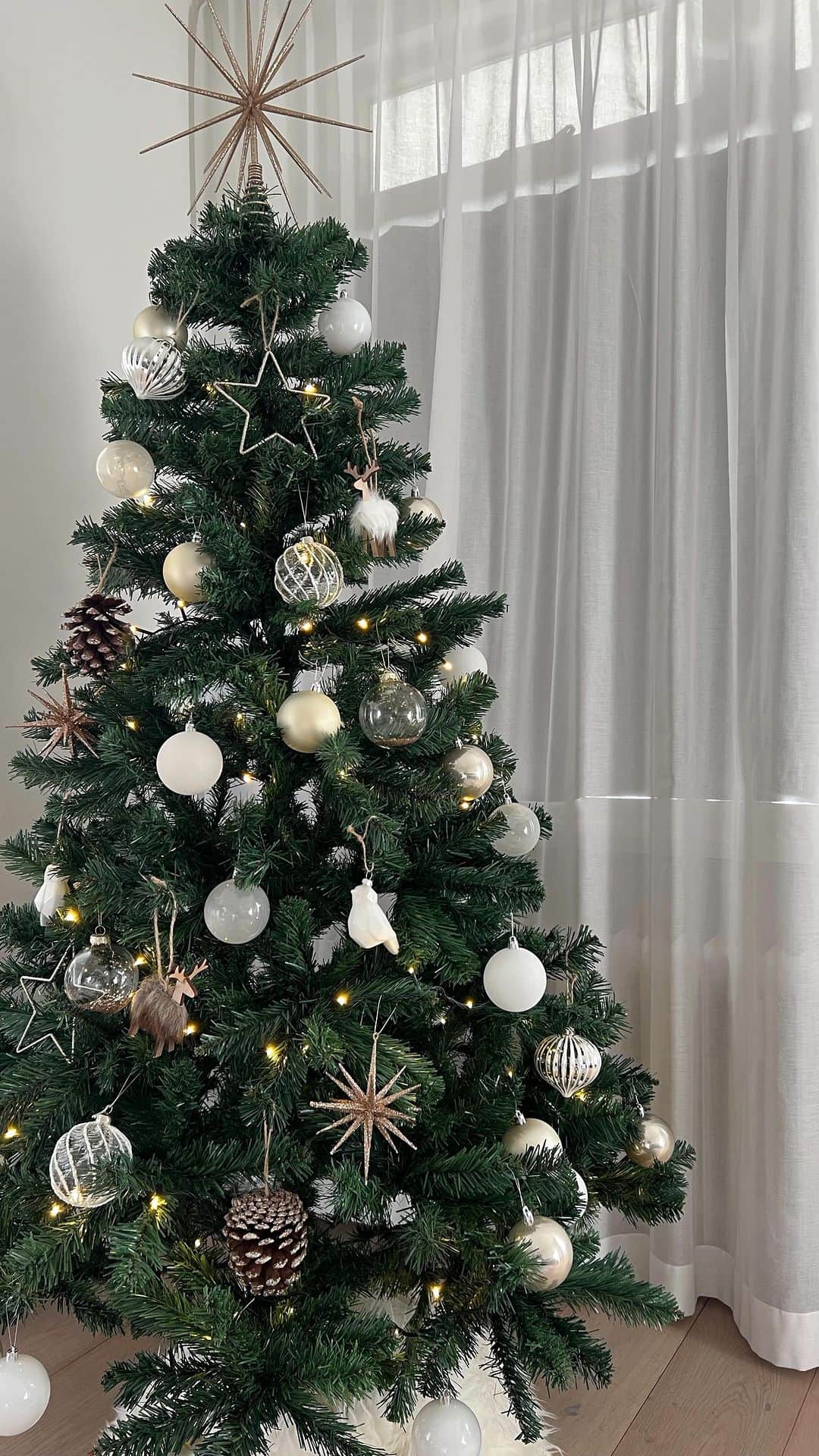 naho_7のインスタグラム：「I’m ready for Christmas🎄  #christmastreedecorations #amsterdamlife #オランダ #オランダ生活 #ヨーロッパ生活 #クリスマスツリー #クリスマスツリー飾り付け」