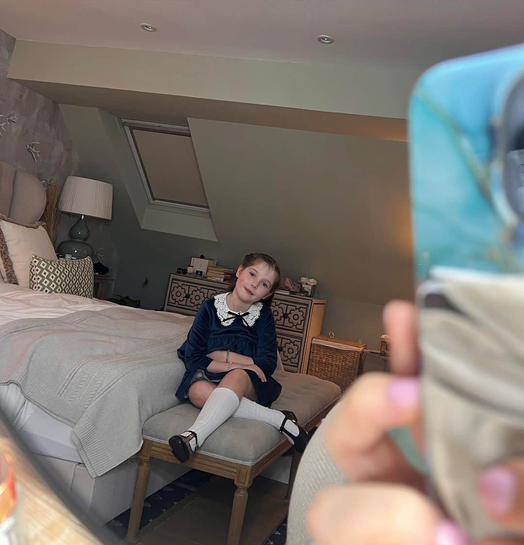 アレクサンドラ・フェルステッドのインスタグラム：「Anyone else remember just sitting, watching your mother put on her makeup in fascination? 💄🥰   We are getting ready for a very exciting premier tonight 🍿🎥」