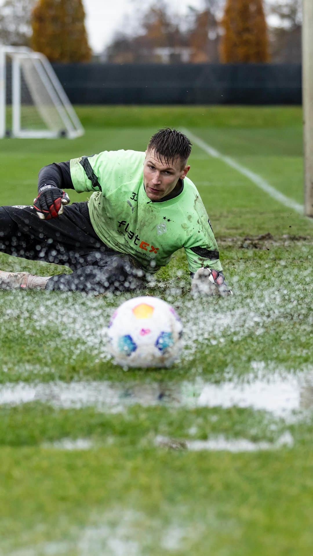 トビアス・ジッペルのインスタグラム：「Sliding into the week 🏄🏽‍♂️  #diefohlen」