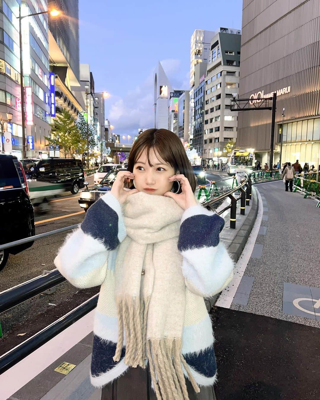 のインスタグラム：「Amyマフラーが可愛すぎて毎日カラー違いでコーディネートしてる🧣🤍 もふっもふでとってもあたたかい♡ そして、大きめなのでブランケットとしても使えるので最高なのです✨ 明日のAmy INSTA LIVEで全色お披露目するのでぜひ見に来て下さいね〜👀🫶🏻🫶🏻  そして、先日の展示会でゲットした @priveve_priveve のニット🧶🩵 プリヴェヴェのニットは毎年あったかくて重宝しているのです🥰  今日は、弾丸大阪お仕事でした🐙 今年は大阪に行く機会が多くて嬉しい🐙会いに来て下さった皆さんありがとうございました♡♡  #Amy#Amyaccessory#マフラー#プリヴェヴェ#priveve#jumelle#ジュメロ」