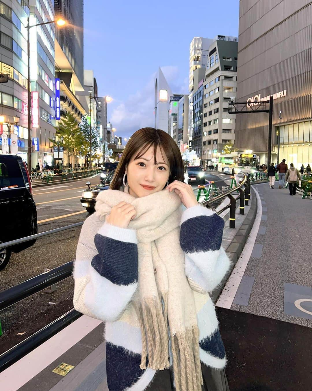 朝長美桜さんのインスタグラム写真 - (朝長美桜Instagram)「Amyマフラーが可愛すぎて毎日カラー違いでコーディネートしてる🧣🤍 もふっもふでとってもあたたかい♡ そして、大きめなのでブランケットとしても使えるので最高なのです✨ 明日のAmy INSTA LIVEで全色お披露目するのでぜひ見に来て下さいね〜👀🫶🏻🫶🏻  そして、先日の展示会でゲットした @priveve_priveve のニット🧶🩵 プリヴェヴェのニットは毎年あったかくて重宝しているのです🥰  今日は、弾丸大阪お仕事でした🐙 今年は大阪に行く機会が多くて嬉しい🐙会いに来て下さった皆さんありがとうございました♡♡  #Amy#Amyaccessory#マフラー#プリヴェヴェ#priveve#jumelle#ジュメロ」11月20日 20時20分 - miochan_0517