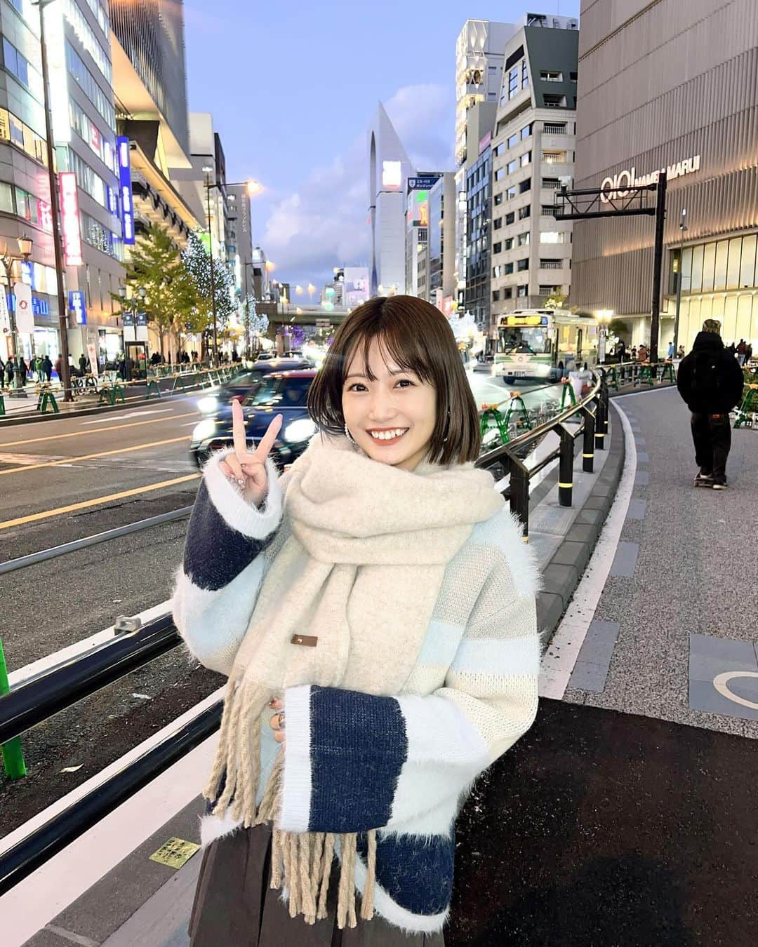 朝長美桜さんのインスタグラム写真 - (朝長美桜Instagram)「Amyマフラーが可愛すぎて毎日カラー違いでコーディネートしてる🧣🤍 もふっもふでとってもあたたかい♡ そして、大きめなのでブランケットとしても使えるので最高なのです✨ 明日のAmy INSTA LIVEで全色お披露目するのでぜひ見に来て下さいね〜👀🫶🏻🫶🏻  そして、先日の展示会でゲットした @priveve_priveve のニット🧶🩵 プリヴェヴェのニットは毎年あったかくて重宝しているのです🥰  今日は、弾丸大阪お仕事でした🐙 今年は大阪に行く機会が多くて嬉しい🐙会いに来て下さった皆さんありがとうございました♡♡  #Amy#Amyaccessory#マフラー#プリヴェヴェ#priveve#jumelle#ジュメロ」11月20日 20時20分 - miochan_0517