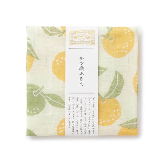 中川政七商店さんのインスタグラム写真 - (中川政七商店Instagram)「#今日のふきん、柚子 毎日服を選ぶように、季節の花を生けるように、 ふきんも選べたら、台所仕事も楽しくなる そんな気がします。  今日選んだのは、 さわやかな酸味と香りで さまざまな料理にアクセントをつけてくれる柚子。 若くて青い実と、熟して黄色くなった実が描かれています。  ▶︎かや織ふきん 柚子／¥550  🦌お買い物はプロフィールリンクより @nakagawamasa7  🦌渋谷店では代引きを承っております(03-6712-6148)  ． 日本の工芸が教えてくれる 暮らしかた、生きかた。  Japan’s kogei. Teaching us how to live how to be. ．  #中川政七商店 #nakagawamasashichi #工芸 #暮らしの道具 #シンプルな暮らし #暮らし #暮らしを楽しむ #日本の暮らし #日々のこと #ふきん #蚊帳ふきん #かや織りふきん #台所 #キッチン #キッチン用品 #柚子 #ゆず #ユズ」11月20日 20時14分 - nakagawamasa7