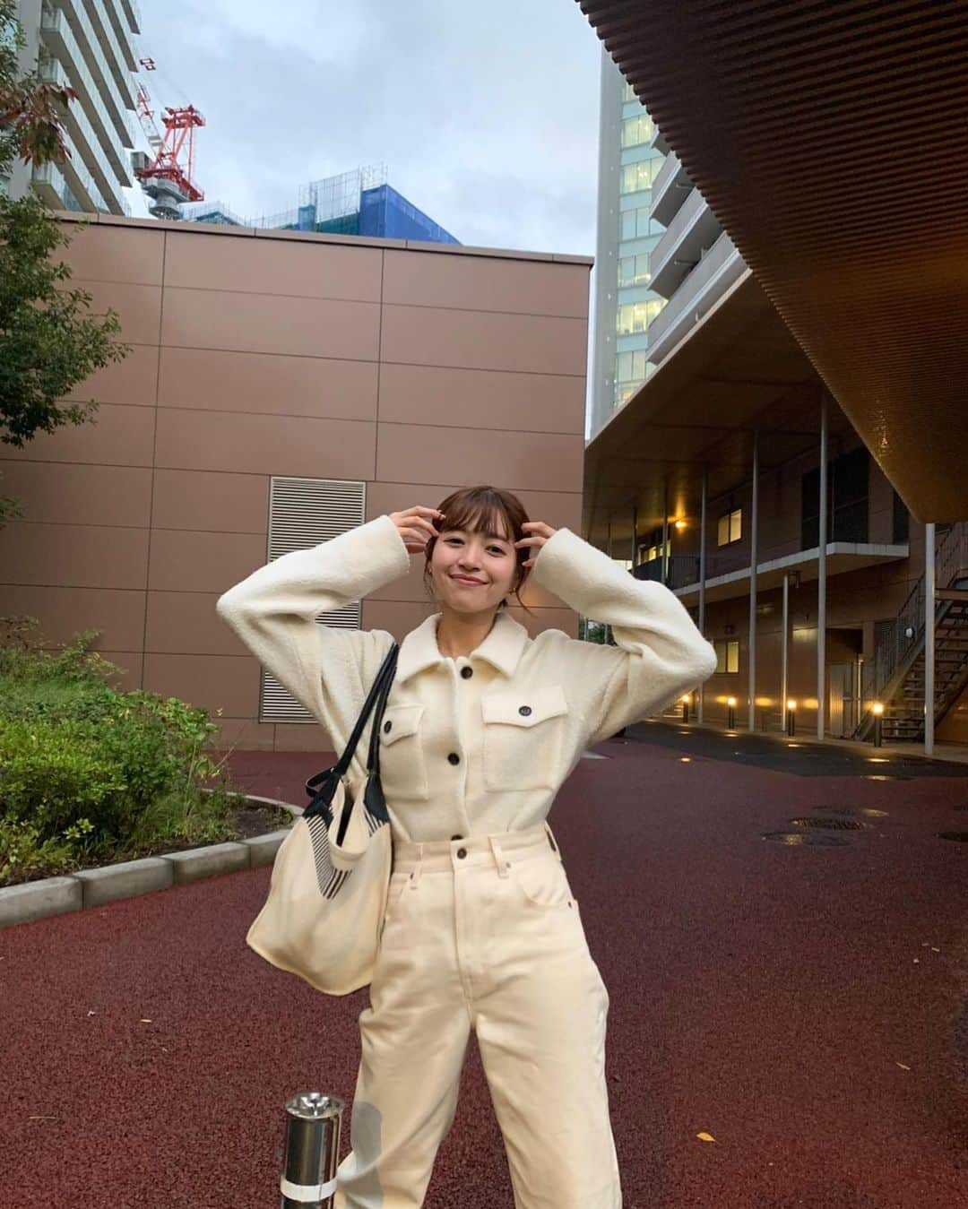 前坂美結さんのインスタグラム写真 - (前坂美結Instagram)「白コーデ🌨️♡   こちらも最近お気に入りのトップスとデニム〜　 昼間はコートいらずなぽかぽかだった日。  毎日天気激むずだね😚♡  . コーデ詳細↓  #jacket @wray.jp #wray  ボディソープとかバスソルトは持ってるけど、 初めてお洋服を買ってみたの♡ 形、可愛くないか🥹羽織としても使ってる◎   #pants #denim @underson.underson  ブランドができた時から好き。和紙のデニムなの！ 和紙って凄いんだよ！洗う度柔らかくなるし、消臭効果とか 速乾性とか機能性も◎ なのに可愛いという♡インナーも買いました😚  . #🤍　 #秋コーデ #🍂」11月20日 20時14分 - miyumaesaka