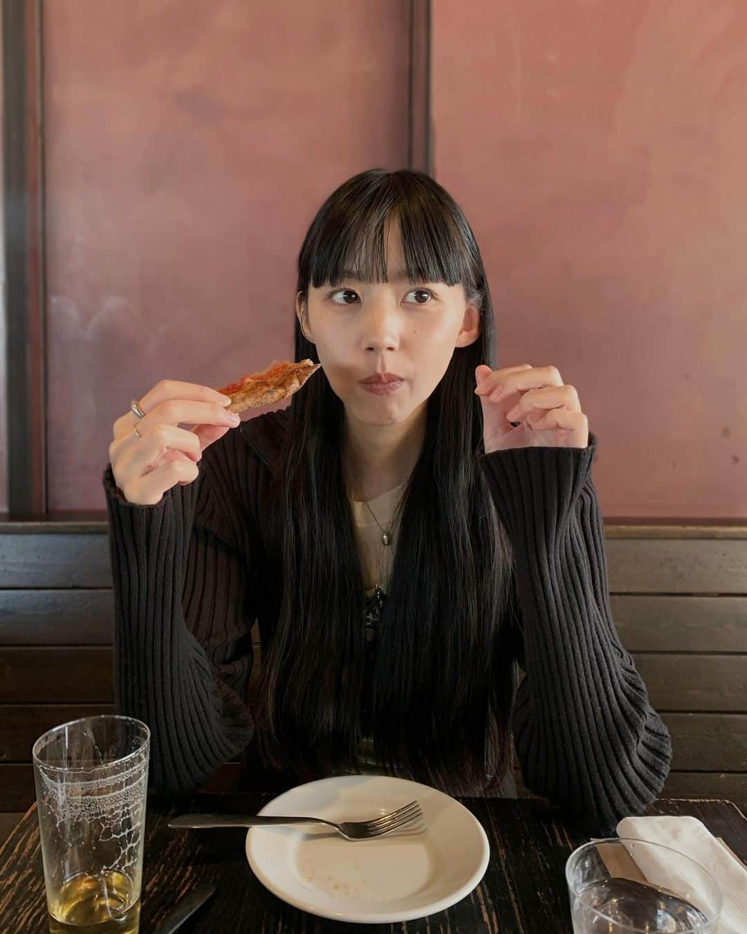 のインスタグラム：「🍺＋🍕＝💓  #outfit_shiho  #ファッション #コーディネート #今日のコーデ #今日のファッション #大人カジュアル #モードカジュアル #黒髪ロング#秋コーデ」