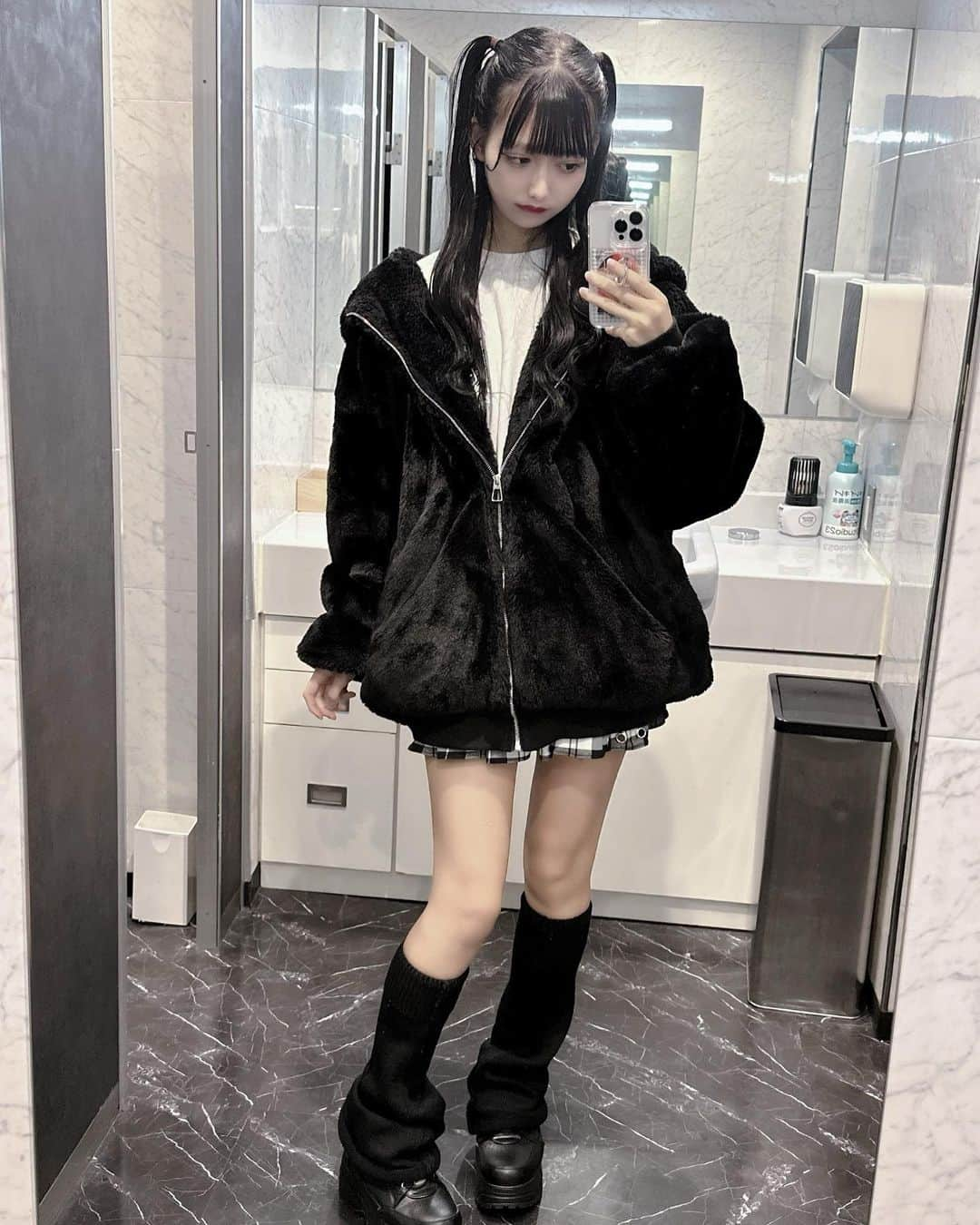 れものインスタグラム：「. . #asknowasplus 様のレッグウォーマー 🖤 . れもの私服ならどんなコーデにも合いそうで嬉しい！汎用性高いレッグウォーマーです 🐈‍⬛ . お揃いしましょ〜 . . . . . . . . . .  #pr #量産型 #病みかわいい #地雷女 #量産型コーデ #量産型女子 #地雷 #量産型ヲタク #selfie #セルカ #selca  #自撮り女子 #自撮り界隈 #yamikawaii #좋아요 #셀카 #셀피 #메이크업 #팔로우 #카페 #셀스타그램 #ジラジョ #地雷系女子 #地雷メイク #地雷コーデ #地雷系 #レッグウォーマー」