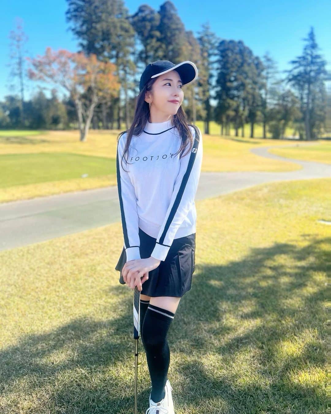 武田奈津美のインスタグラム：「昨日のわたし⛳️🤍 @footjoy.japan のモノトーンコーデにしました🤍 11月ゴルフ月間にしたら毎回学びがあって楽しい☺️ 定期的にレッスン、練習、ラウンドする、と改めて決意しました🫡  #footjoy #フットジョイ #ゴルフ #golf #golfwear #ゴルフ女子 #ゴルフコーデ #セイントナイン #セイントナイン東京 #秋 #秋コーデ #pr」