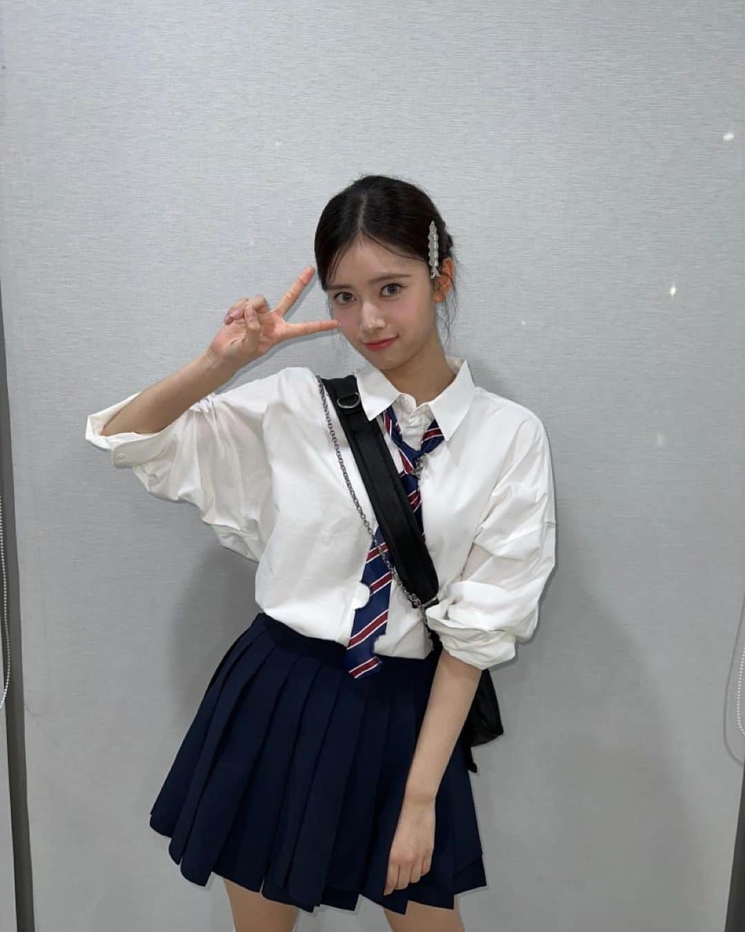 NiziUさんのインスタグラム写真 - (NiziUInstagram)「学生気分  학생느낌 좋지 ~~  Loving my student look 👩‍🎓  #NiziU #RIMA #HEARTRIS #NPOP」11月20日 20時16分 - niziu_artist_official