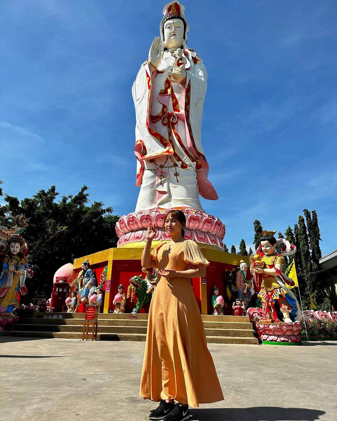 浅井未歩さんのインスタグラム写真 - (浅井未歩Instagram)「ワット・サマーン・ラッタナーラームという寺院。 (タイの地名って一生覚えれる気がしない、、😂)  ガネーシャ様に会いにいきました🐘💕  ガネーシャの周りには7色のネズミがいて、 自分の生まれた曜日の色のネズミに願いを伝えるとよいと言われていたのだけど、 生まれた曜日の色間違えてお願いしちゃった🐭  でもね、ここに行った次の日に 大きなお仕事が決まったのには驚いた🫨✨  振り返りながら、改めて感謝です🥲  #ガネーシャ #タイ旅行」11月20日 20時17分 - asaimiho____24