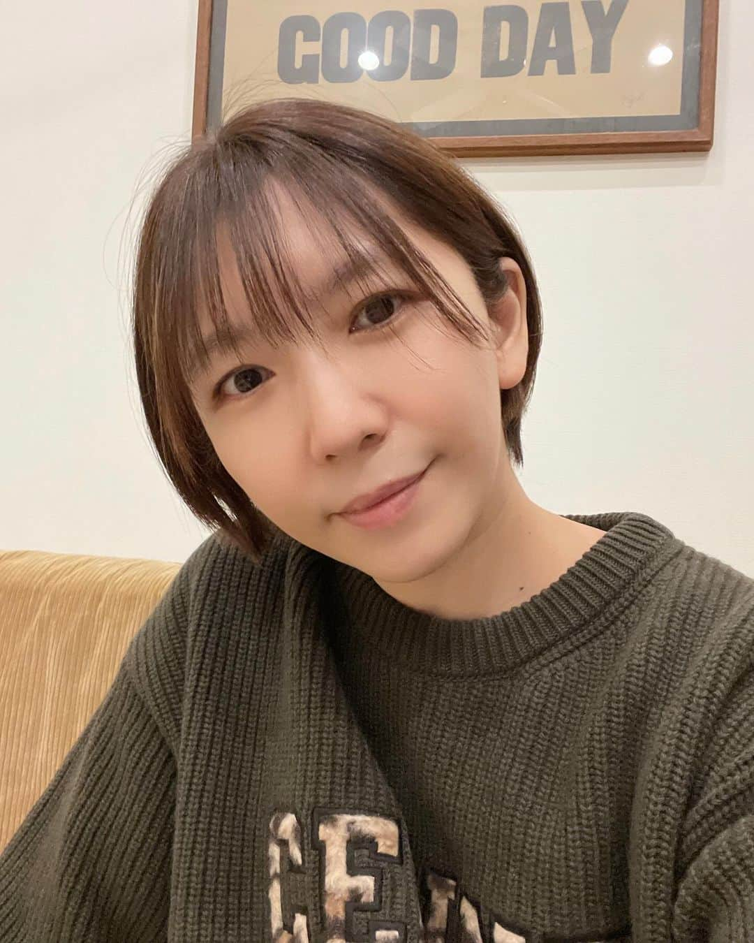 瀬奈じゅんのインスタグラム：「⁡ ⁡ 久しぶりの外出。 ⁡ 久しぶりのショート。 ⁡ 冬のショートはマフラーが巻きやすくていいね。 ⁡ ⁡ #ショートヘア #丸みショート #気分転換」