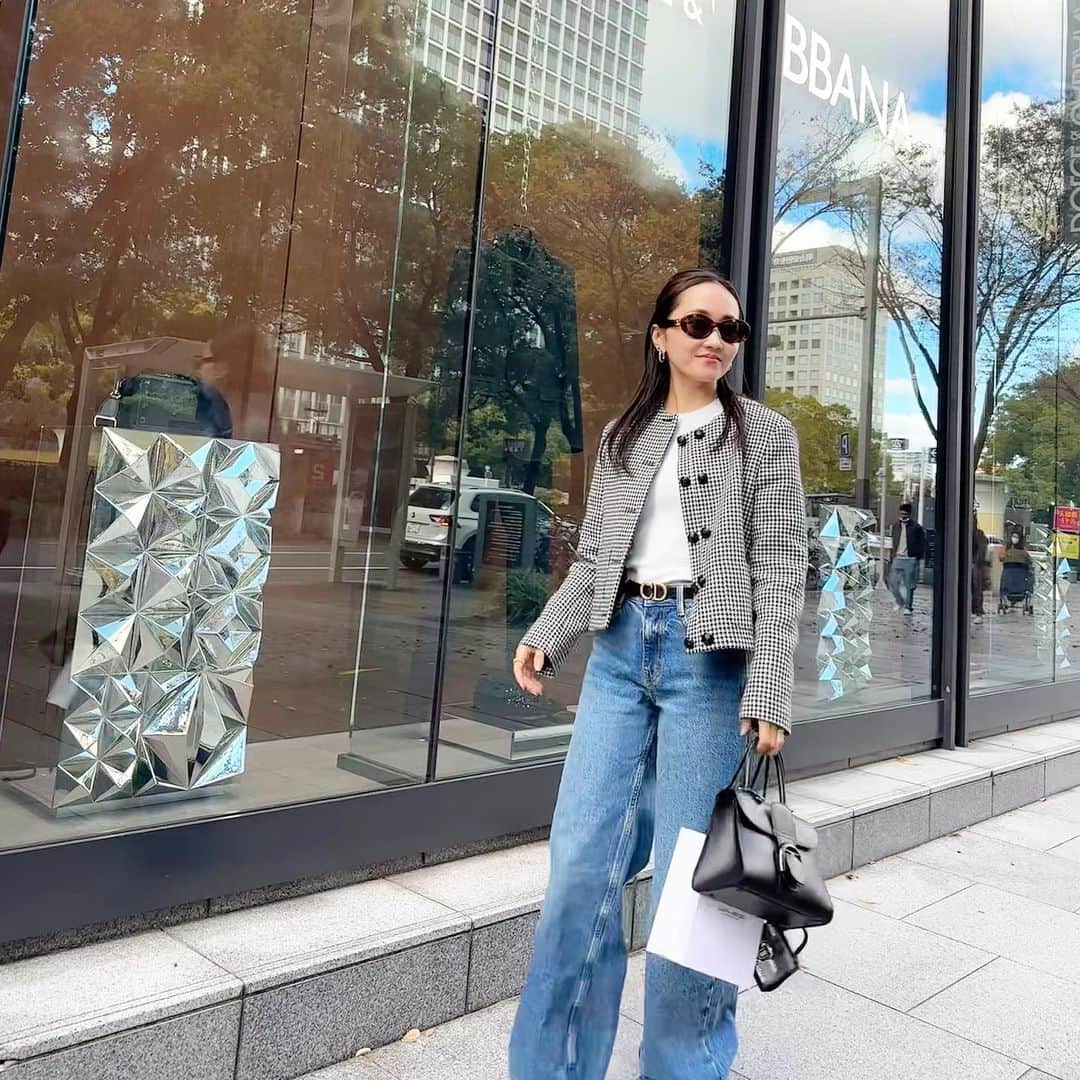 kyoco_ococのインスタグラム：「プレゼントを買いに少しだけshopping🛍️  ジャケットにデニムは変わらず好きなコーデ👖🖤  jacket @_bluelea_  denim @zara bag @delvaux  sneaker @celine belt @dior」
