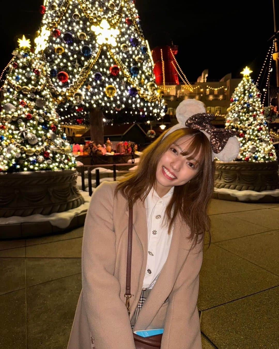 高見奈央のインスタグラム：「すっかり街は クリスマスモードですね🎄  イルミネーションとか見にいきたいなぁ🥰  #クリスマス #ディズニー #クリスマスディズニー #イルミネーション」