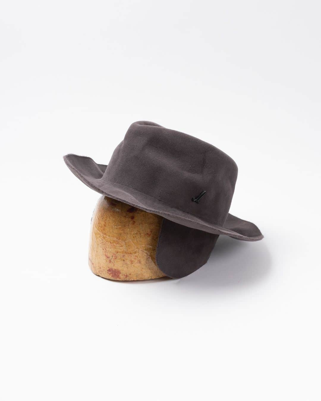 ミュールバウアーのインスタグラム：「AW 2023/24 collection CLOTH The resulting piece of our manufactory film: The antelope felt hat GRAF UDO with attached ear flaps garnished on the wooden hat block.」