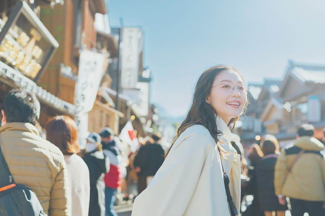 minaさんのインスタグラム写真 - (minaInstagram)「. 本日発売のmina1月号📘  今号は丸ごと一冊旅特集🚃  正月休みを利用した海外旅行の計画もいいけれど、 国内なら、1泊2日だって十分楽しめるんです✨  三重で地元グルメを堪能したり、石川でものづくりに触れてみたり、 岡山で絶景と文化を感じたり、鳥取の大自然でデトックスしたり……  心と体をリフレッシュするために、 ここらで1泊2日のニッポン週末旅、してみませんか？  その他、温泉ツウに聞いた“冬こそ行きたい温泉宿”や、いいお酒を巡る“のんべえ旅”など情報満載です☺️  mina1月号をぜひチェックしてくださいね❄️  #mina #minamagazine #ミーナ #fashion #週末女子 #週末男子 #冬旅 #旅行 #旅行コーデ #国内旅行 #日本旅行 #メンズライクコーデ #シンプルコーデ #カジュアルコーデ #休日コーデ #おでかけコーデ #冬コーデ #着回し #メガネ #メガネコーデ #メガネ女子 #メガネ男子 #眼镜 #안경 #每日穿搭 #穿搭日常 #심플룩 #캐주얼룩」11月20日 20時29分 - mina.magazine