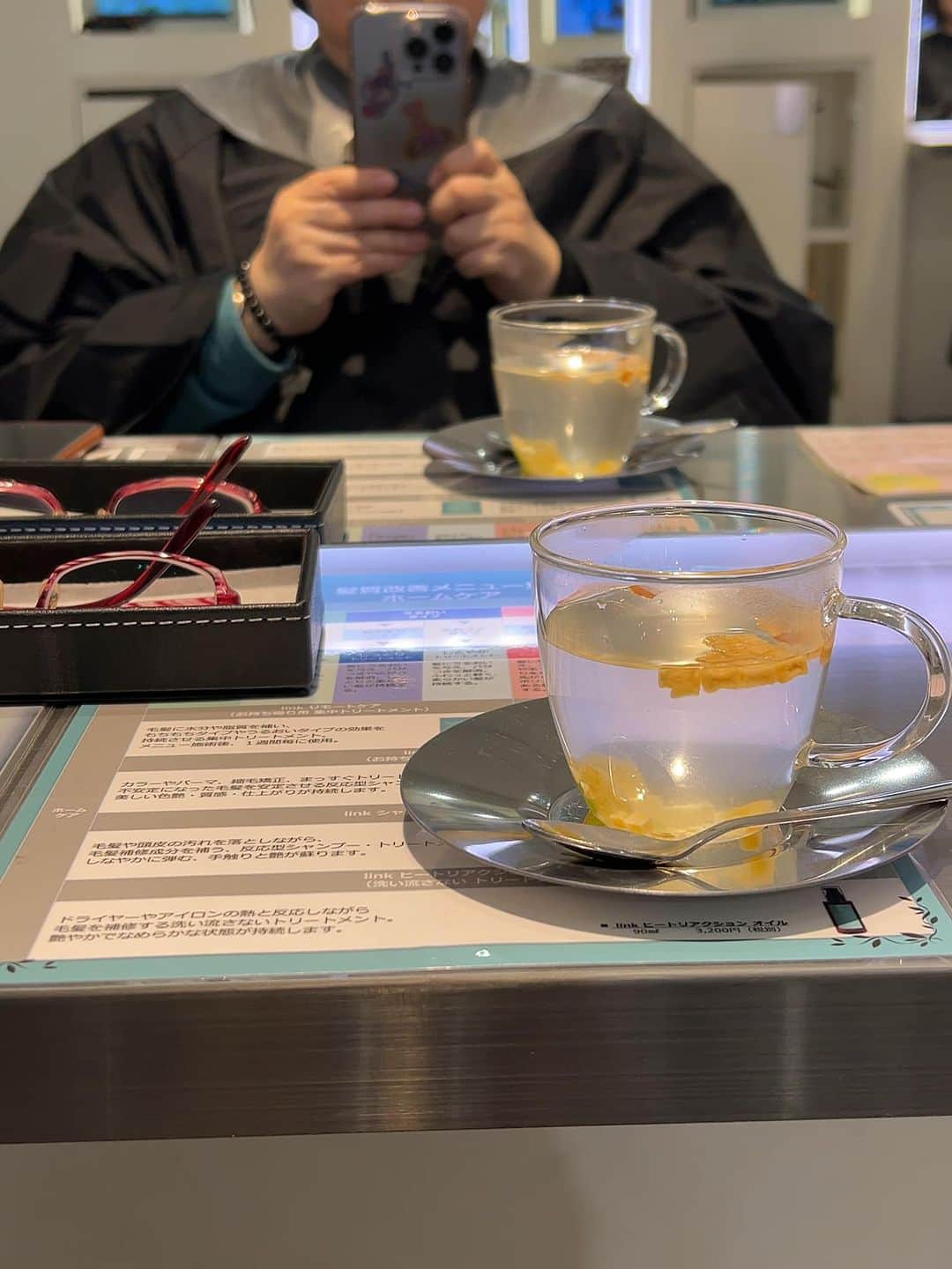 のインスタグラム：「予約の要らないヘアサロン「ジャンクロードビギン」表参道店へ行って、カラーとトリートメントとカットしてきました。  カラーの間にドリンクサービスがあるのが嬉しい☺️オリジナルハーブティーにしたよ。ドライフルーツが入っていて食べられるの。  最近はダメージ回避の為カラートリートメントでセルフケアしていたけど、好みのカラーが無いし、手（目）の届かない所まで塗布できなくてサロンでやってもらわなきゃ！とね。  カラーはロゼブラウンだけど、ちょっとおとなしく、暗めに仕上げてもらった。  ここではセットする時、巻き髪もブラシでブローして仕上げてくれるの。明日までは持たないけど、ふわん、くるんにしてもらった〜🎵  セットには、ローズドマラケシュのワックス使用。ダマスクローズの香りがいい匂いで大好き🌹」
