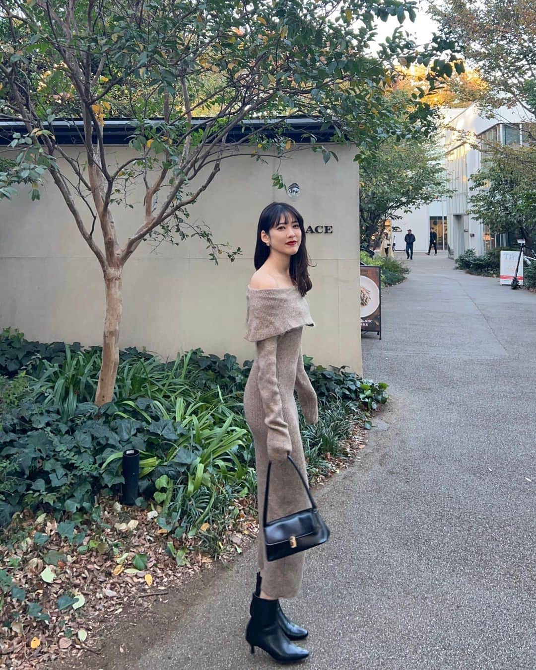 諭吉のインスタグラム：「ここ最近で着ていて1番ときめいたお洋服🚶🏻🤍 @powantolune  久しぶりの新作です🥂✨ 袖の長さと生地感がおきにいり。 #ykth_code」