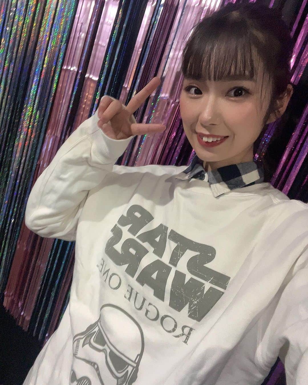 松嶋雛乃のインスタグラム：「やほお✌🏻️( *´꒳`* )✌🏻 急に寒くなりましたが、こんな日はぬくぬくおうちでラジオ『IxCトレイン』を聞いてお酒飲もうぜい🍻  今日のテーマは【スターウォーズ】🤖 20時30分からぜひお楽しみに〜😊  スターウォーズのトレーナー着てきました👕 本日はむかいさんが語りつくしてくれると思います!!😂  過去ラジオ▶︎http://fmcube.tokyo/23ixc.html ツイキャス▶︎ https://twitcasting.tv/muserinfo.php?mode=view&tuser=c:fmcubetokyo#fullscreen  ・  #ラジオ  #FMキューブ  #IxCトレイン  #神田ミニFM  #スターウォーズ  #映画好き集まれ   ・  #役者 #俳優 #女優 #IxC #イクシー #松嶋雛乃 #むかい誠一 #謎D」