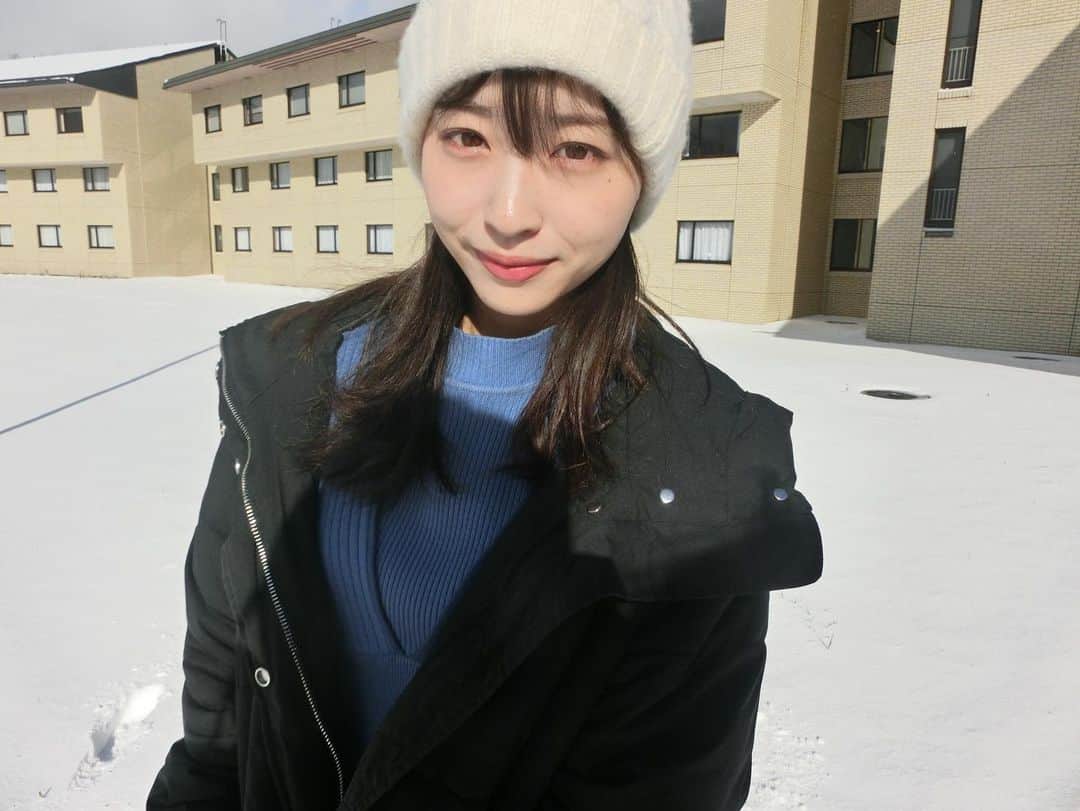 林佑香のインスタグラム：「先日ニセコにて、 今年の雪デビューをしました❄️  雪ってきゅんとします🙃(おそらく恋愛ドラマの見過ぎ)  とりあえず眩しすぎて目が開きませんでした。」