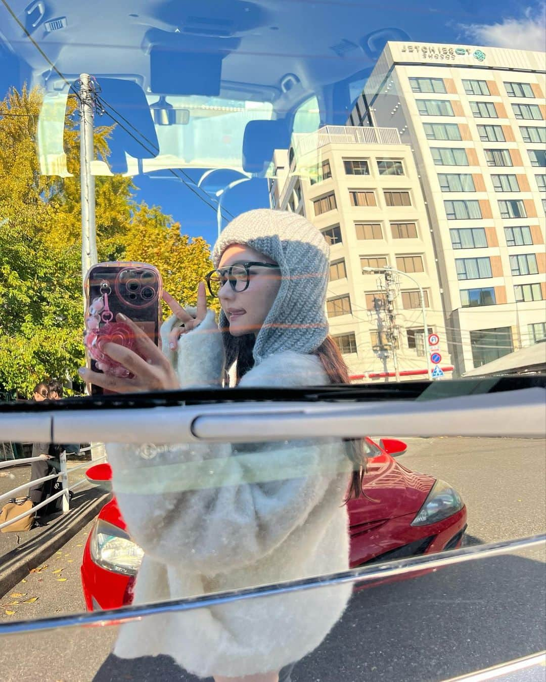 石綿日向子さんのインスタグラム写真 - (石綿日向子Instagram)「🚗🐟 朝から撮影して 帰りマネージャーさんに 築地市場連れてってもらった！ 美味しかった〜たらふく食べたっ 吃了海鮮料理🦞  今日はかなさんメイク🩶🇰🇷 テイストがちょっとギャルっぽくて つけま数十年ぶりにつけた〜🤣 かなさんに会えてメイクしてもらえて 嬉しかった😍 解禁楽しみ〜 @kana_mizuno  和往常不一樣的化妝👁️  cardigan @qumerry.official #キュメル #qumerry #白カーディガン  #築地市場 #築地 #築地食べ歩き  #築地ランチ #海鮮グルメ　#pr #イヤーフラップニット #イヤーフラップキャップ」11月20日 20時27分 - hinako_ishiwata