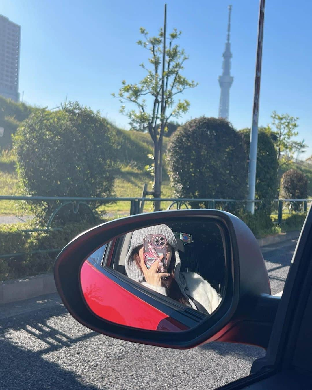 石綿日向子さんのインスタグラム写真 - (石綿日向子Instagram)「🚗🐟 朝から撮影して 帰りマネージャーさんに 築地市場連れてってもらった！ 美味しかった〜たらふく食べたっ 吃了海鮮料理🦞  今日はかなさんメイク🩶🇰🇷 テイストがちょっとギャルっぽくて つけま数十年ぶりにつけた〜🤣 かなさんに会えてメイクしてもらえて 嬉しかった😍 解禁楽しみ〜 @kana_mizuno  和往常不一樣的化妝👁️  cardigan @qumerry.official #キュメル #qumerry #白カーディガン  #築地市場 #築地 #築地食べ歩き  #築地ランチ #海鮮グルメ　#pr #イヤーフラップニット #イヤーフラップキャップ」11月20日 20時27分 - hinako_ishiwata