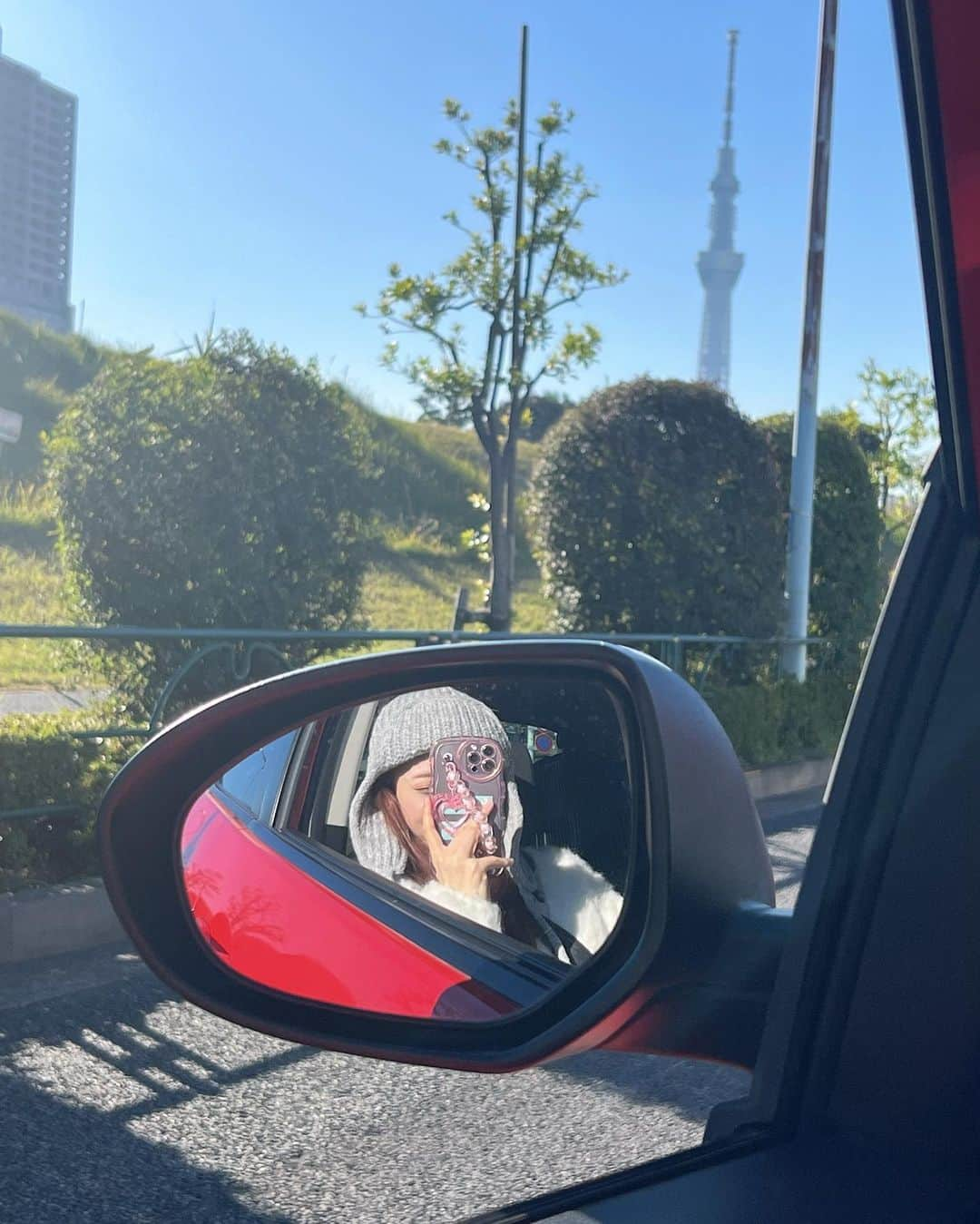 石綿日向子さんのインスタグラム写真 - (石綿日向子Instagram)「🚗🐟 朝から撮影して 帰りマネージャーさんに 築地市場連れてってもらった！ 美味しかった〜たらふく食べたっ 吃了海鮮料理🦞  今日はかなさんメイク🩶🇰🇷 テイストがちょっとギャルっぽくて つけま数十年ぶりにつけた〜🤣 かなさんに会えてメイクしてもらえて 嬉しかった😍 解禁楽しみ〜 @kana_mizuno  和往常不一樣的化妝👁️  cardigan @qumerry.official #キュメル #qumerry #白カーディガン  #築地市場 #築地 #築地食べ歩き  #築地ランチ #海鮮グルメ　#pr #イヤーフラップニット #イヤーフラップキャップ」11月20日 20時27分 - hinako_ishiwata