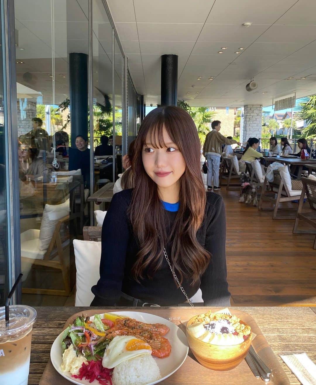 鈴木遥夏のインスタグラム：「. お母さんとランチした日天気よくて最高だった🥣🫐」