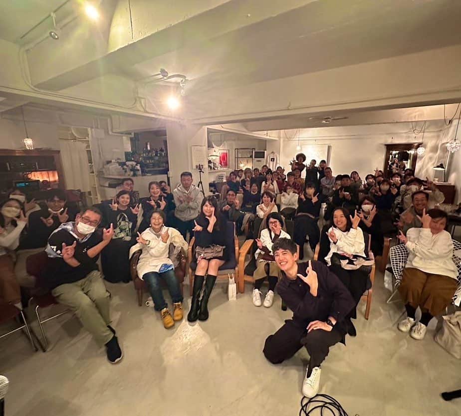 齊藤ジョニーのインスタグラム：「最後の電車に間に合えばツアー、2本目！ 仙台カフェモーツァルトアトリエ。 CD沢山手に取ってもらえて嬉しかった、、 そして第二の故郷仙台で念願のJポーズ、最高でした！  次は12/9札幌！ ここからいよいよジョニビツアーも加わります。 ソロとしても、ジョニビとしても初めての札幌ワンマン！ みんな是非遊び来て！  #齊藤ジョニー #goosehouse #dize #ジョニービーンズ」
