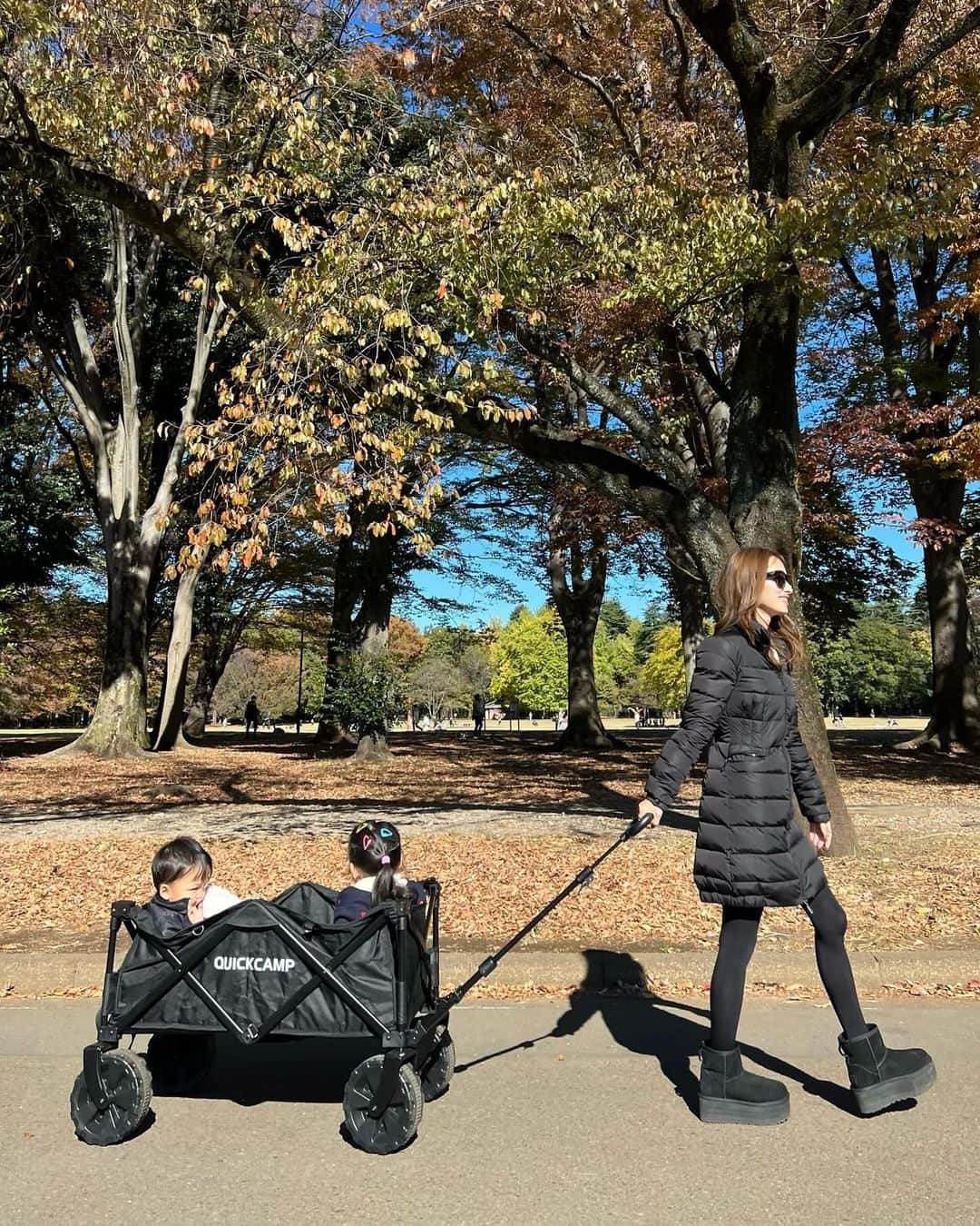 吉田理紗さんのインスタグラム写真 - (吉田理紗Instagram)「公園日和だった日曜日🍀🐞  違うてんとう虫が続けて2匹も 私に止まってくれて嬉しかった！  娘の芝そりの安定感がツボです。(5枚目)笑  さて、11/22 21:00〜 インスタライブをします🫶🏻 ゆっくり最近のことでも話しながら🩷 半年以上の愛用品 @hottab_official の 超お得なセットのご紹介もしていけたらと。  夜なのでゆるりとみに来てきただけたら嬉しいです☺️  #小金井公園 #芝そり #芝そりゲレンデ #子どもとお出かけ #子連れお出かけ #大きな遊具」11月20日 20時30分 - yoshirisaa